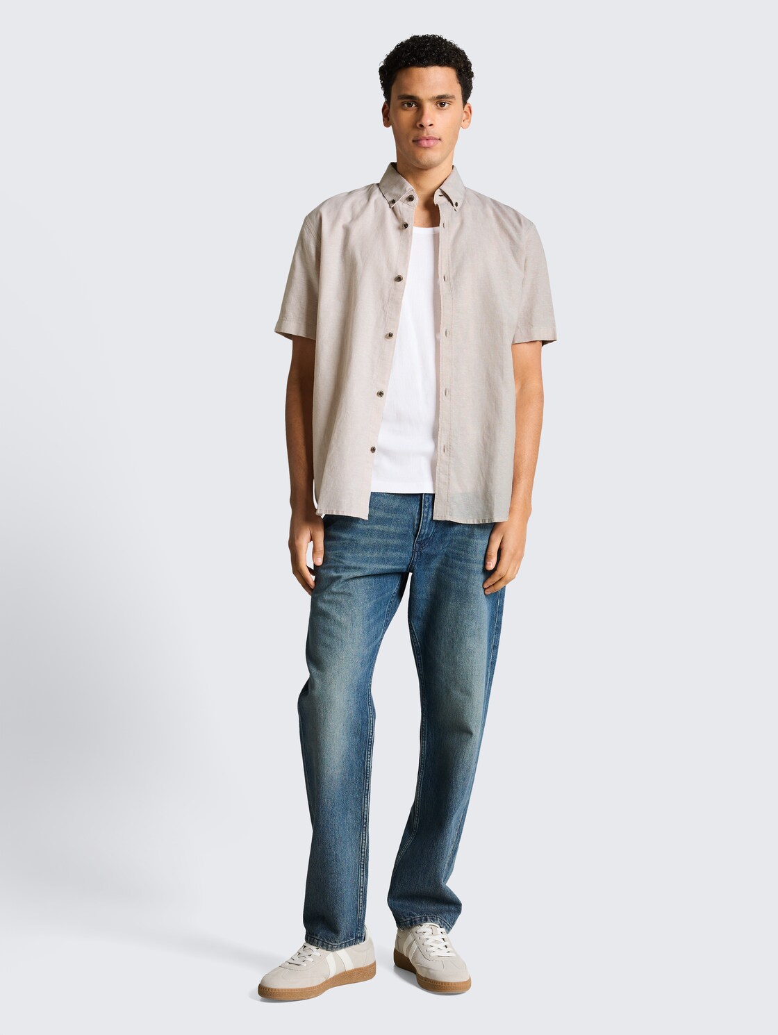 Relaxed Fit Kurzarmhemd mit Leinenanteil - muted grey chambray - Model-Vorderansicht