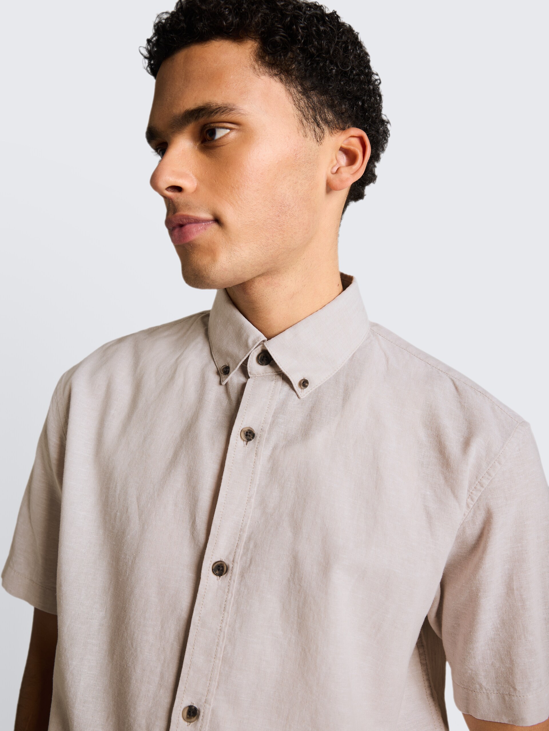 Relaxed Fit Kurzarmhemd mit Leinenanteil - muted grey chambray - Detail-Model-Ansicht