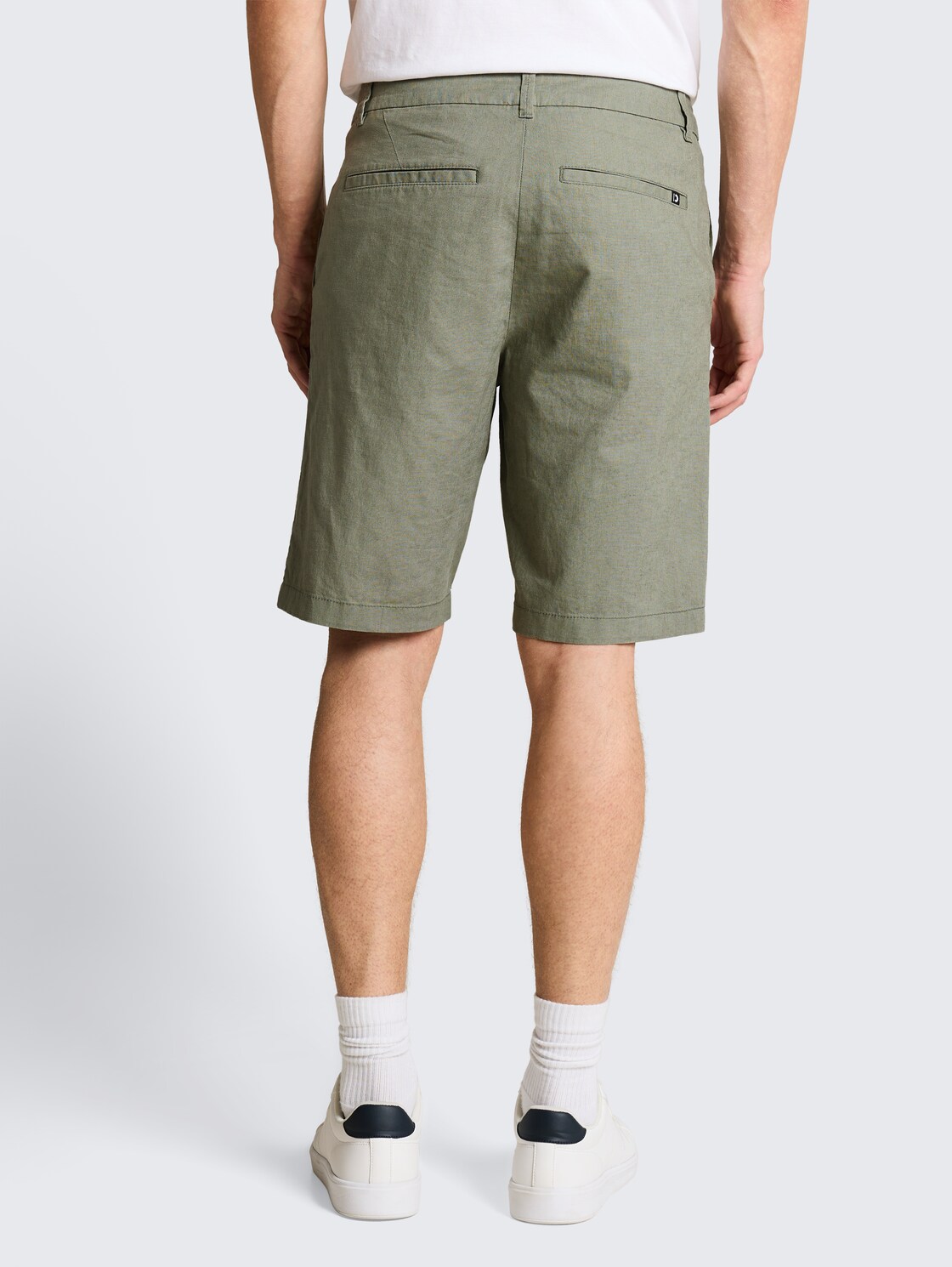 TTRELAXED Chino shorts with linen blend - Sea Spray - Neckline model-back view