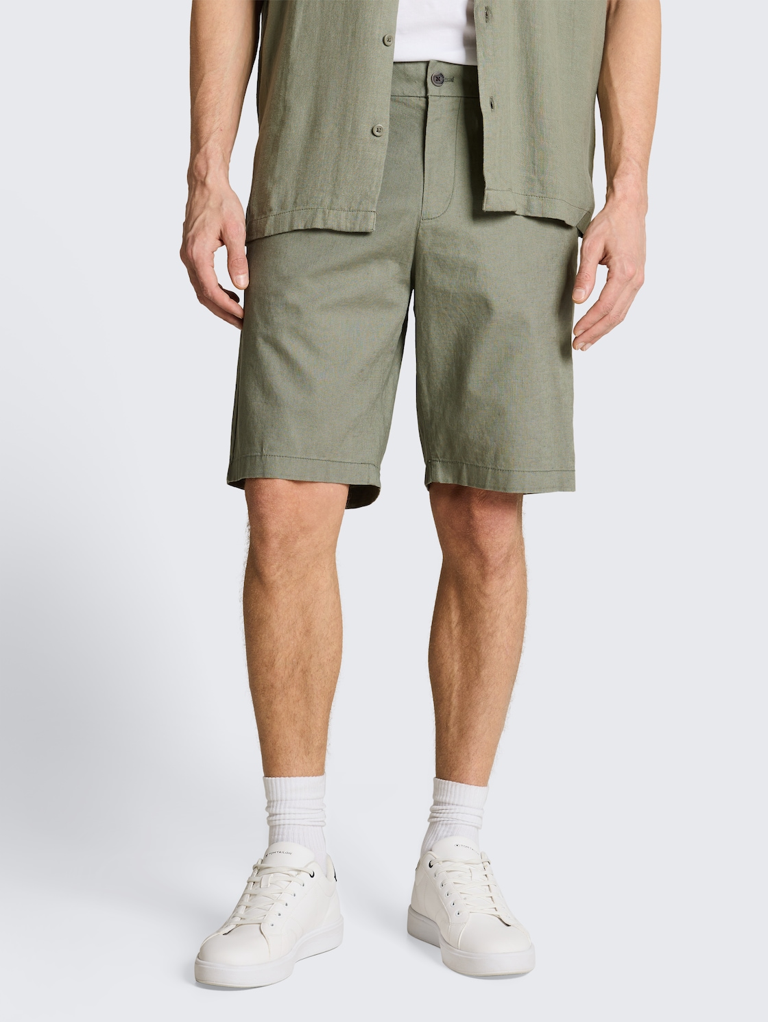 TTRELAXED Chino shorts with linen blend - Sea Spray - Neckline model front view