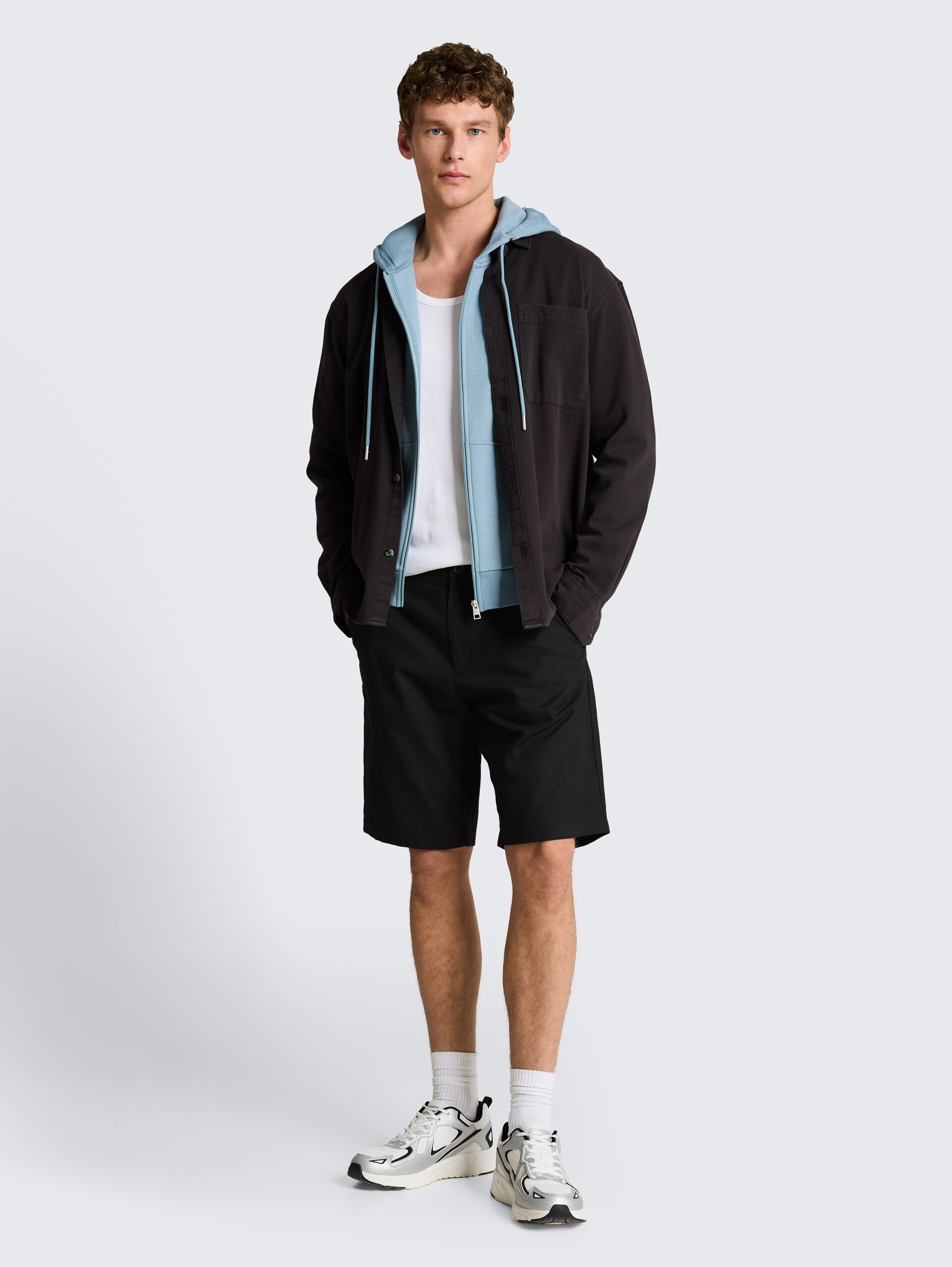 TTRELAXED Chino Shorts mit Leinenanteil - Black - Model-Vorderansicht