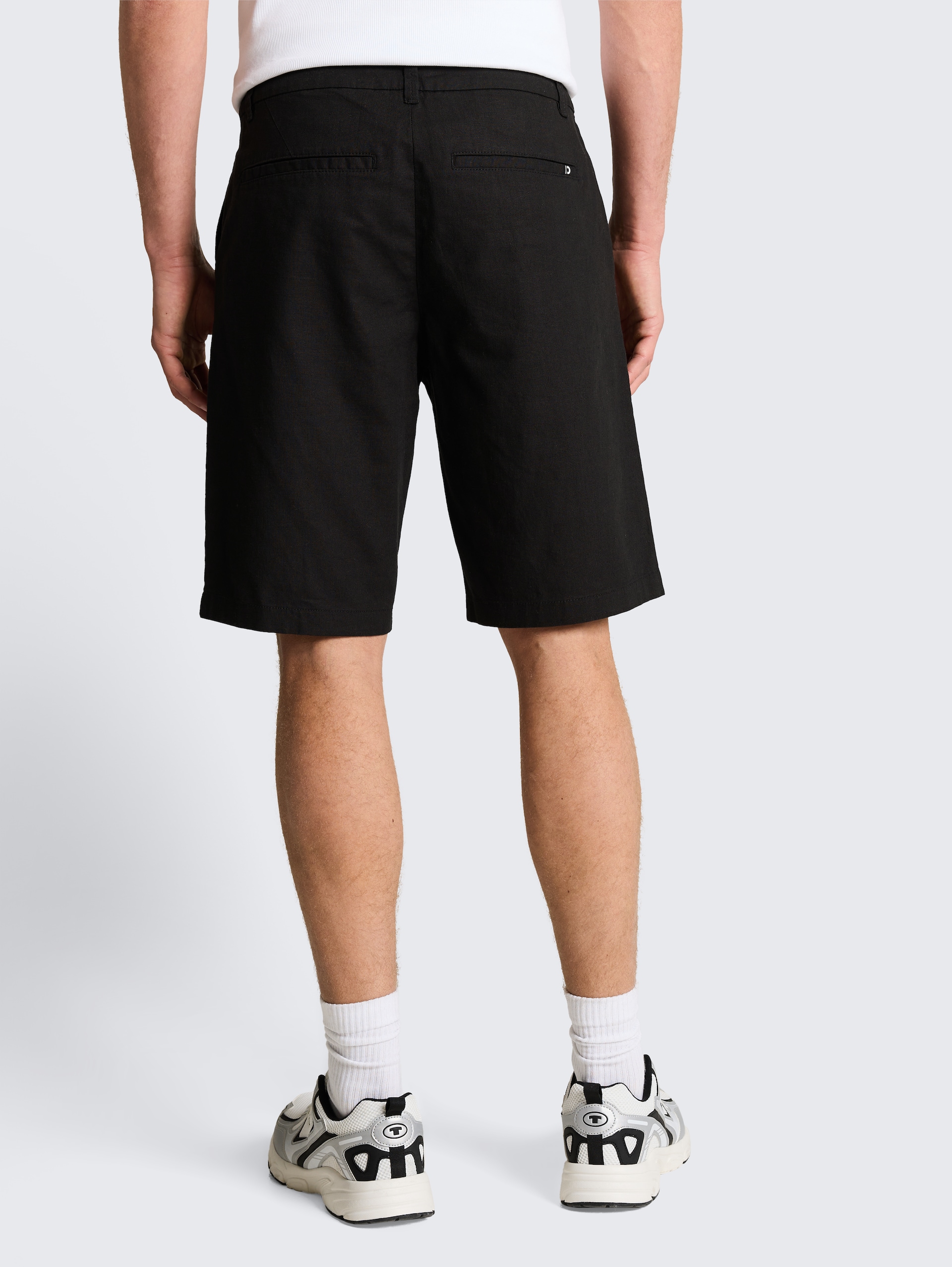 TTRELAXED Chino Shorts mit Leinenanteil - Black - Auschnitt Model-Rückansicht