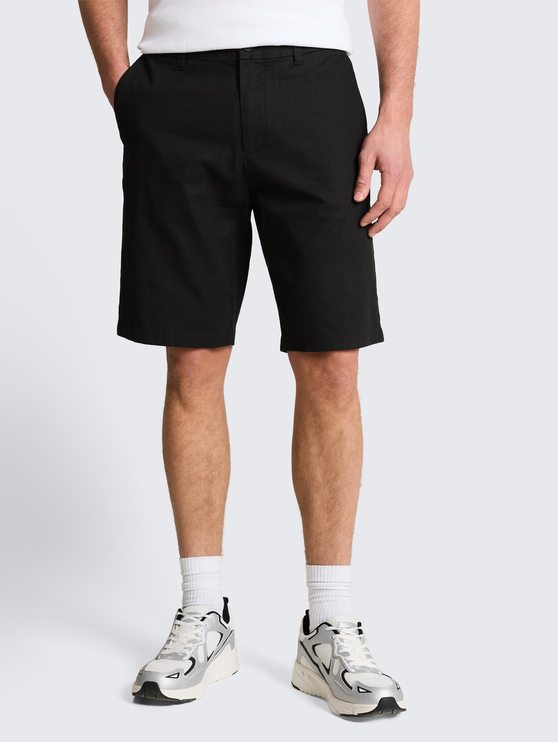TTRELAXED Chino Shorts mit Leinenanteil - Black - Ausschnitt Model-Vorderansicht