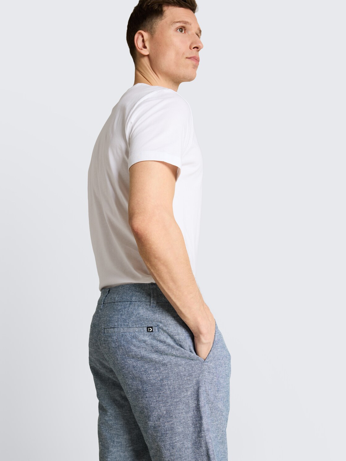 TTRELAXED Chino Shorts mit Leinenanteil - nighttime blue chambray - Detail-Model-Ansicht