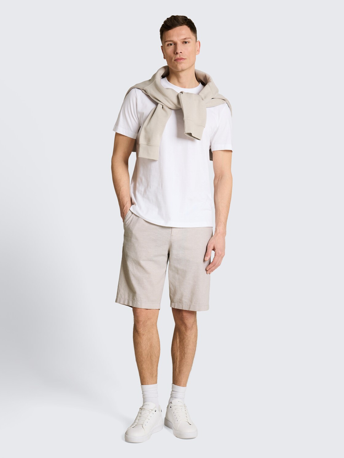 TTRELAXED Chino Shorts mit Leinenanteil - muted grey chambray - Model-Vorderansicht