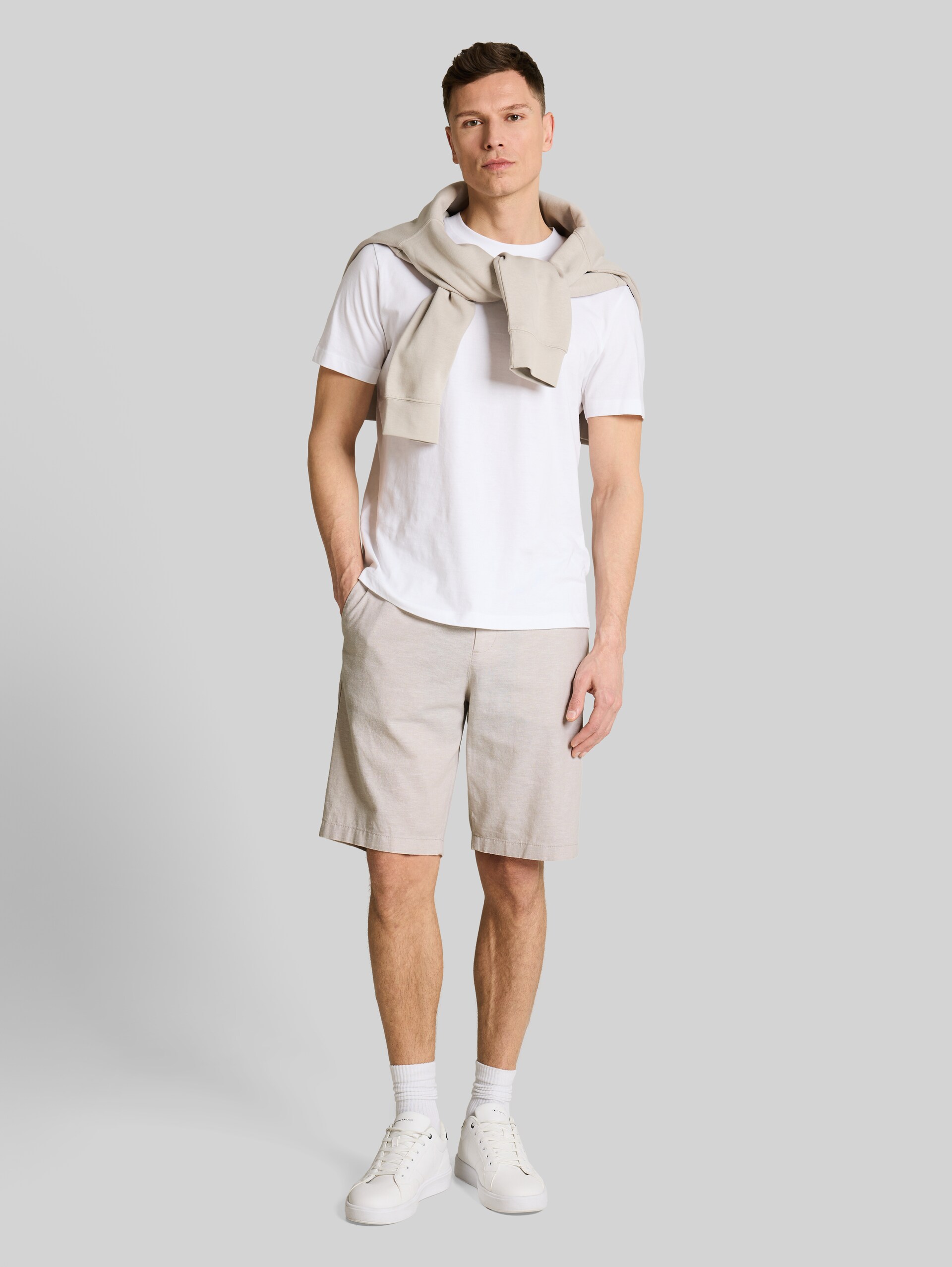 TTRELAXED Chino shorts with linen blend - muted grey chambray - Model front view