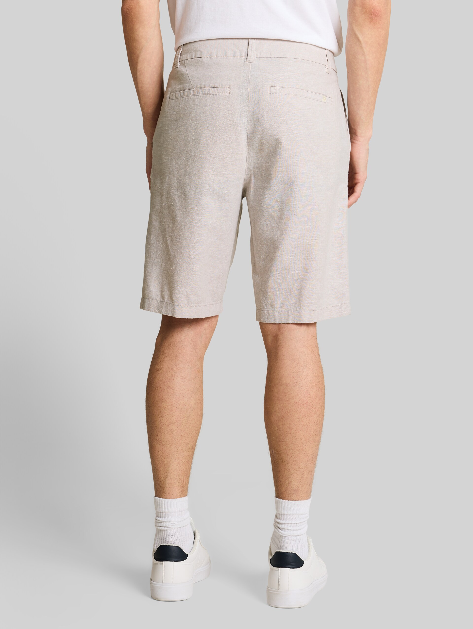 TTRELAXED Chino shorts with linen blend - muted grey chambray - Neckline model-back view