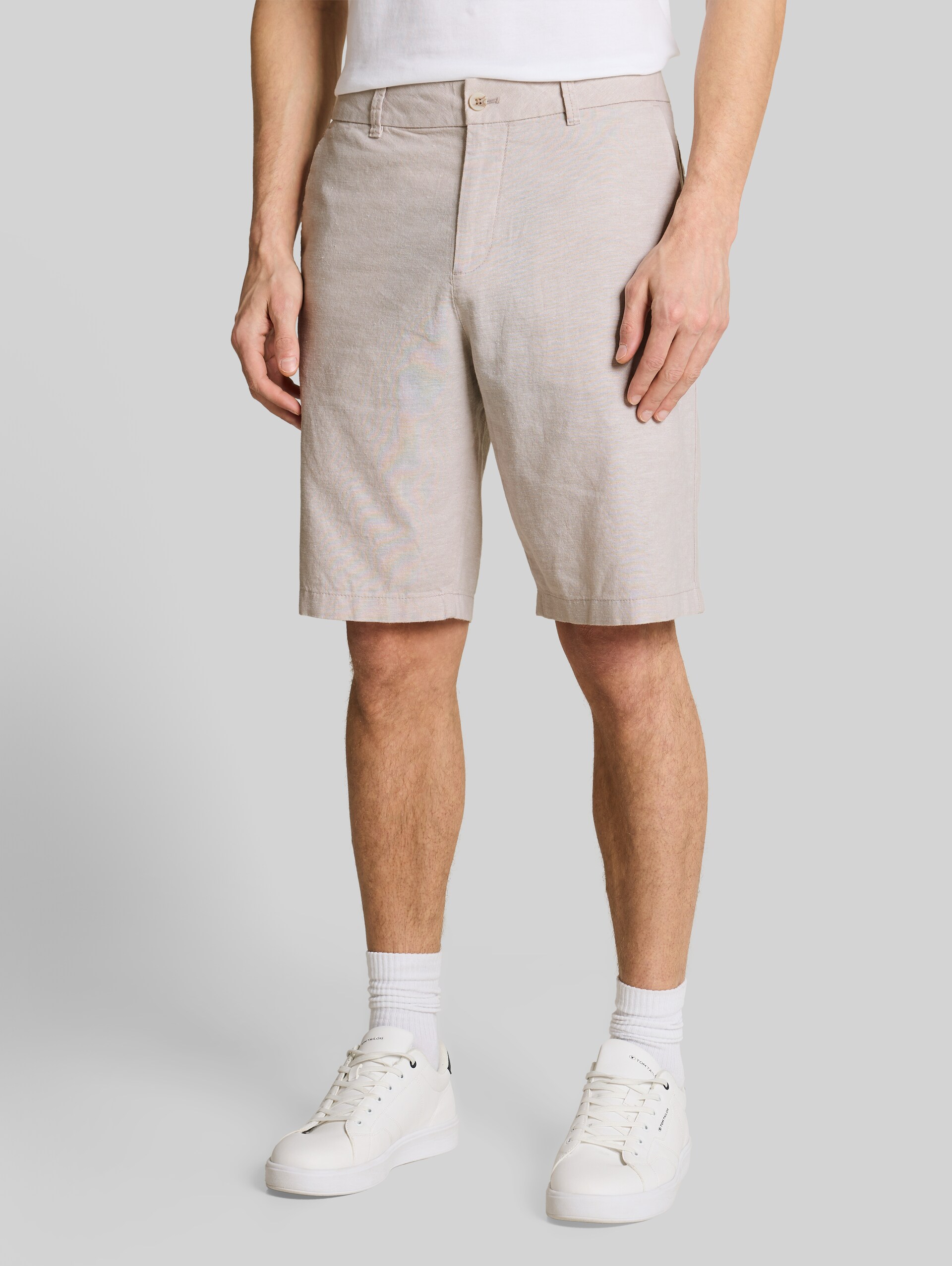 TTRELAXED Chino shorts with linen blend - muted grey chambray - Neckline model front view