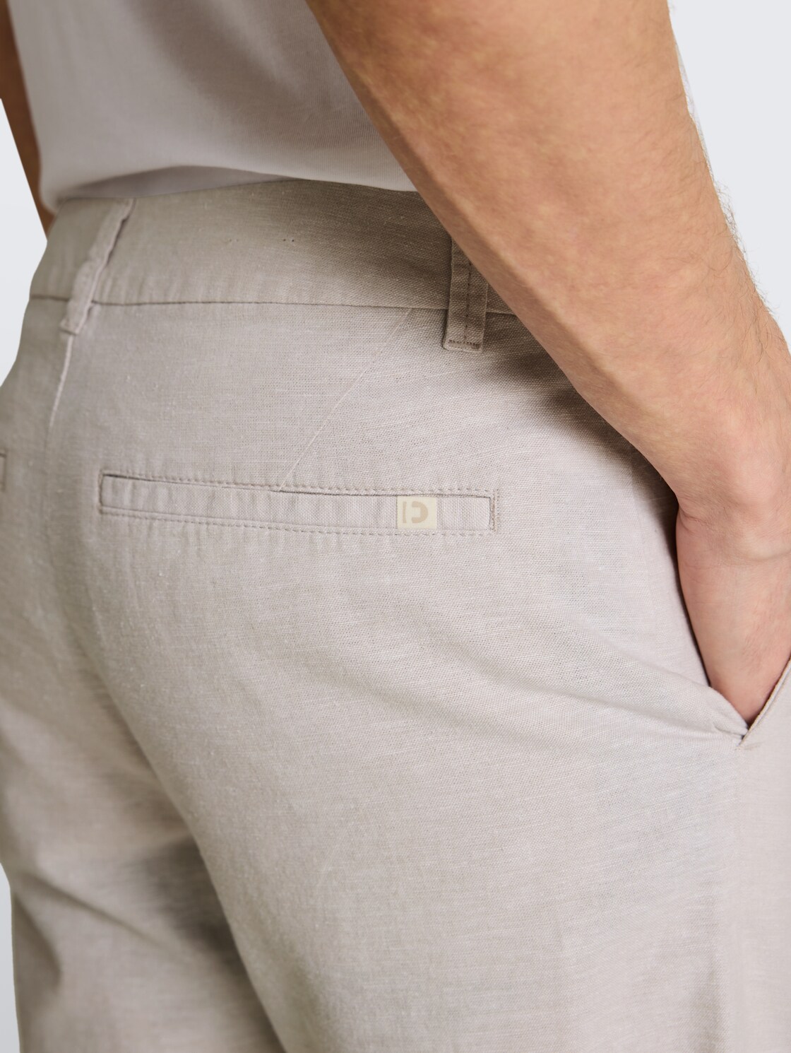 TTRELAXED Chino Shorts mit Leinenanteil - muted grey chambray - Detail-Model-Ansicht