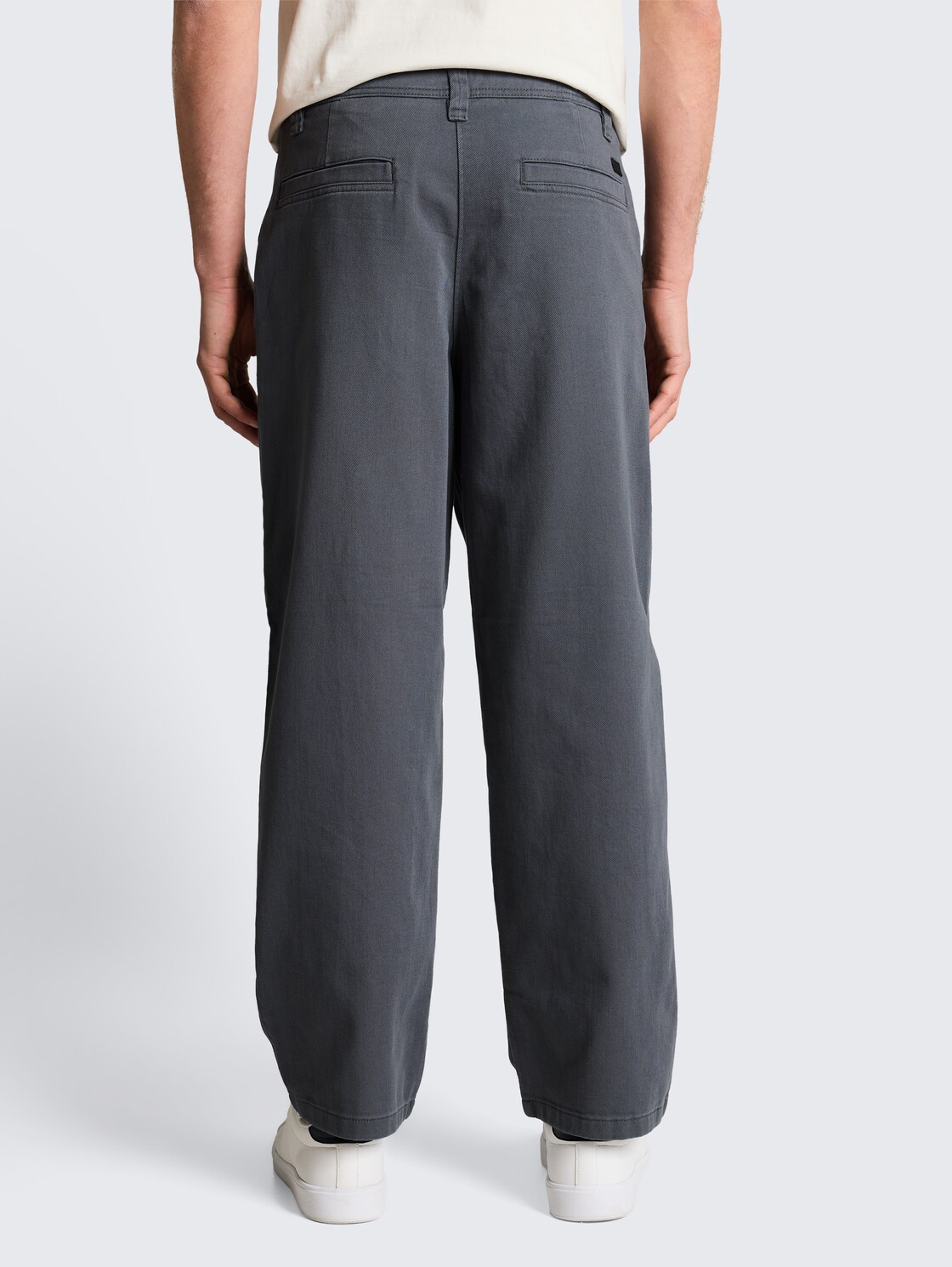 TTLOOSE Chino Hose aus Baumwolle - urban medium grey - Auschnitt Model-Rückansicht