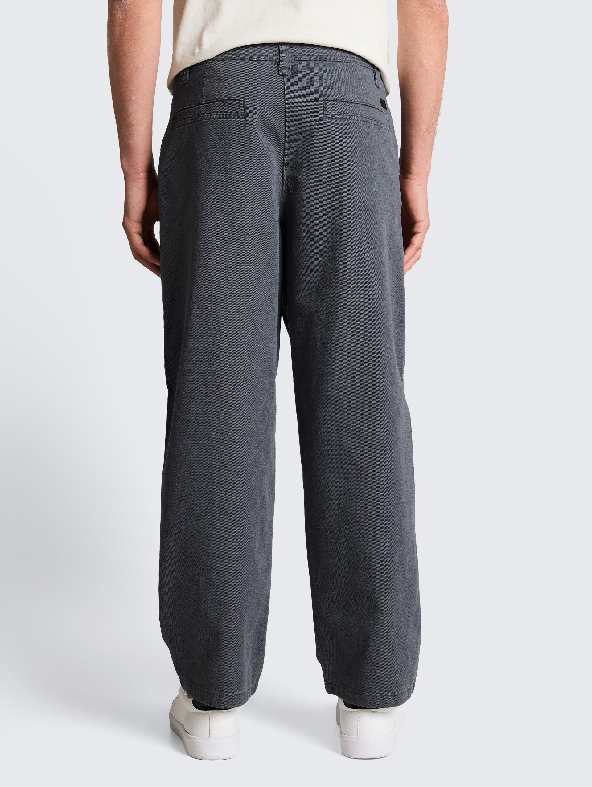 TTLOOSE Chino Hose aus Baumwolle - urban medium grey - Auschnitt Model-Rückansicht