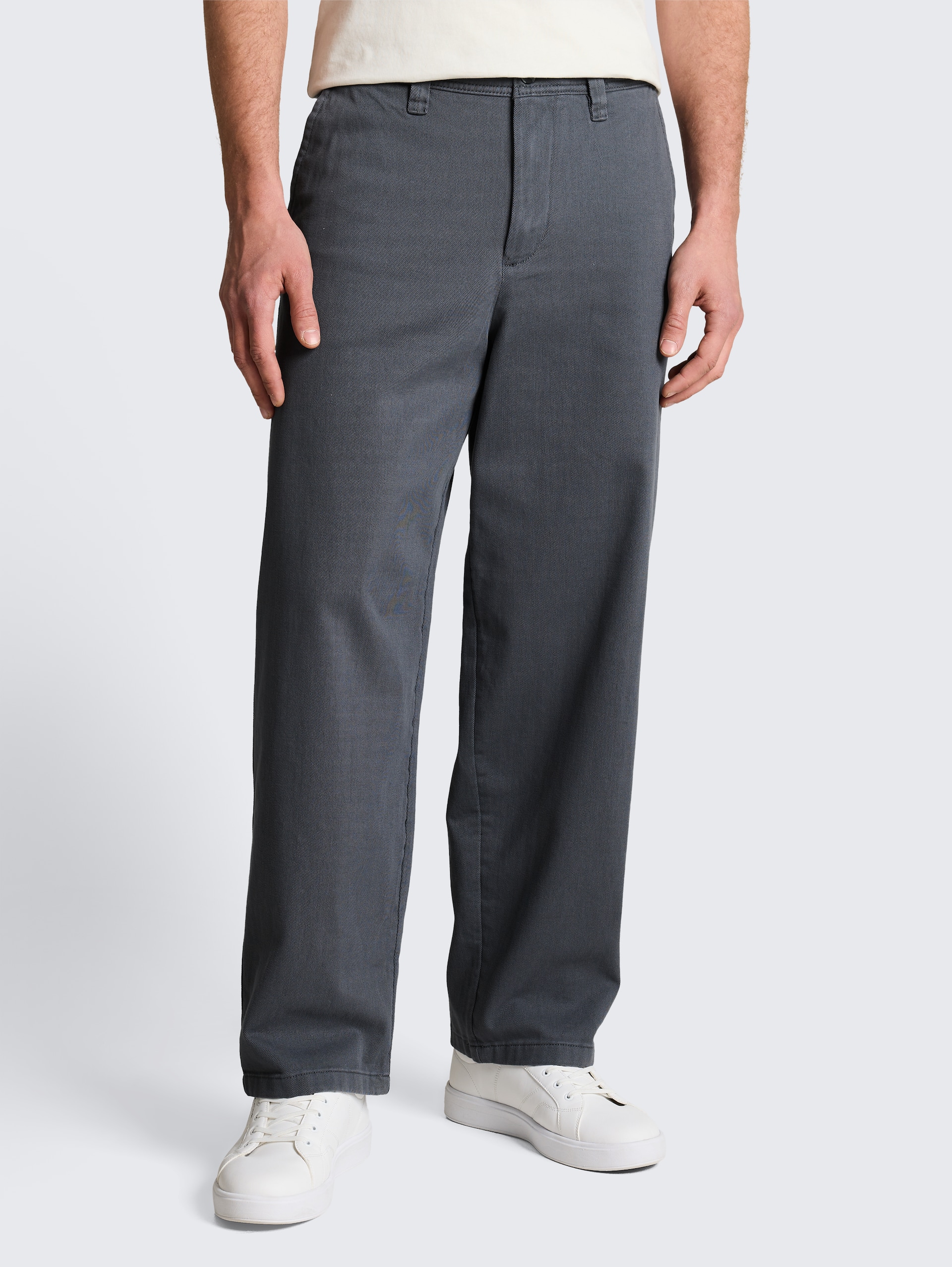 TTLOOSE Chino Hose aus Baumwolle - urban medium grey - Ausschnitt Model-Vorderansicht