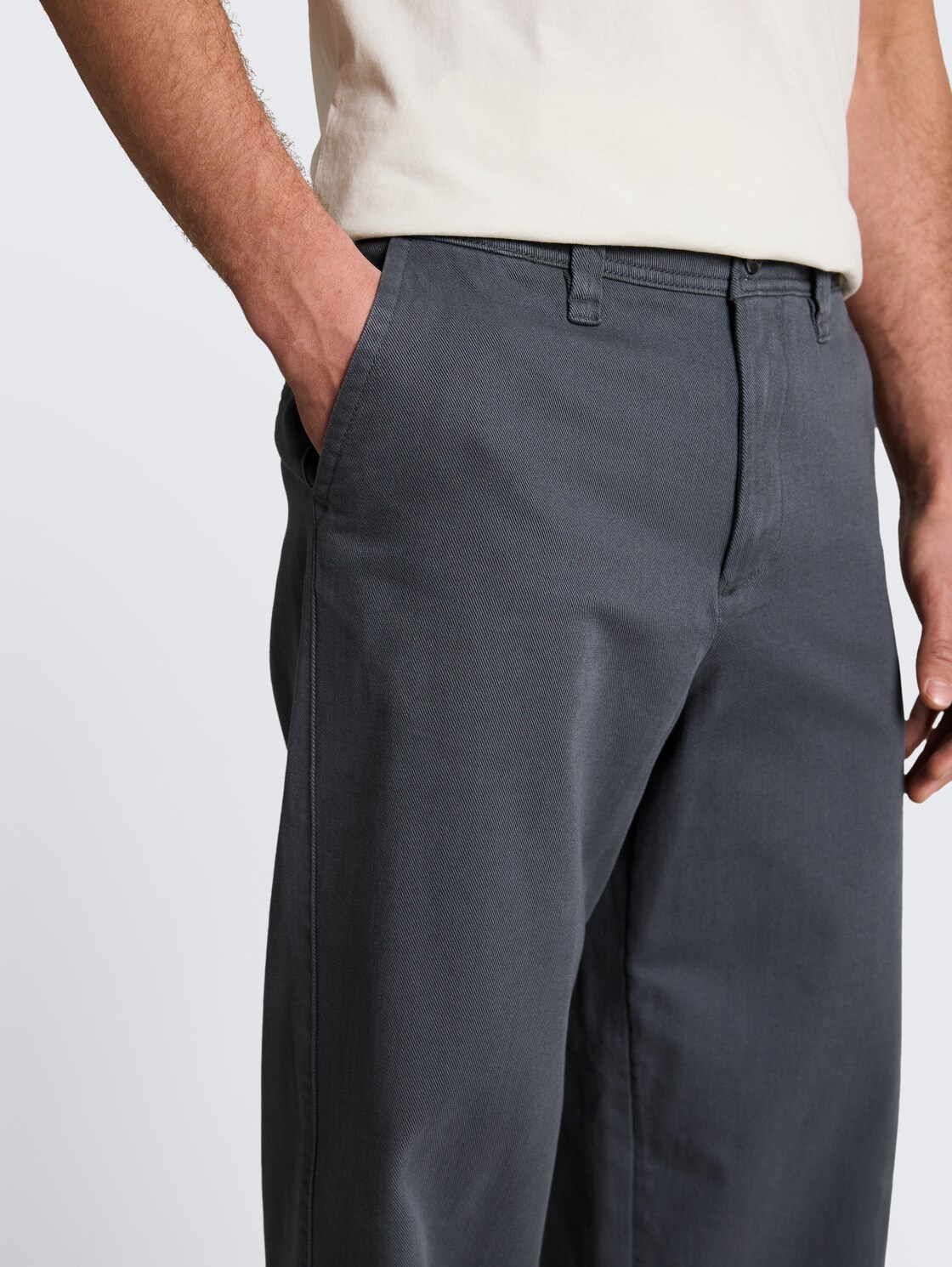 TTLOOSE Chino Hose aus Baumwolle - urban medium grey - Detail-Model-Ansicht