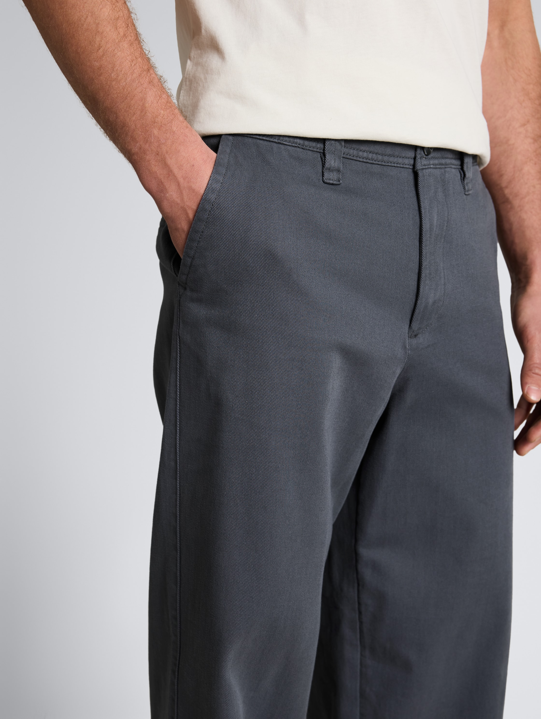 TTLOOSE Chino Hose aus Baumwolle - urban medium grey - Detail-Model-Ansicht