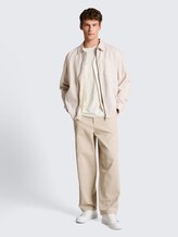 TTLOOSE Chino Hose aus Baumwolle - muted grey - Model-Vorderansicht