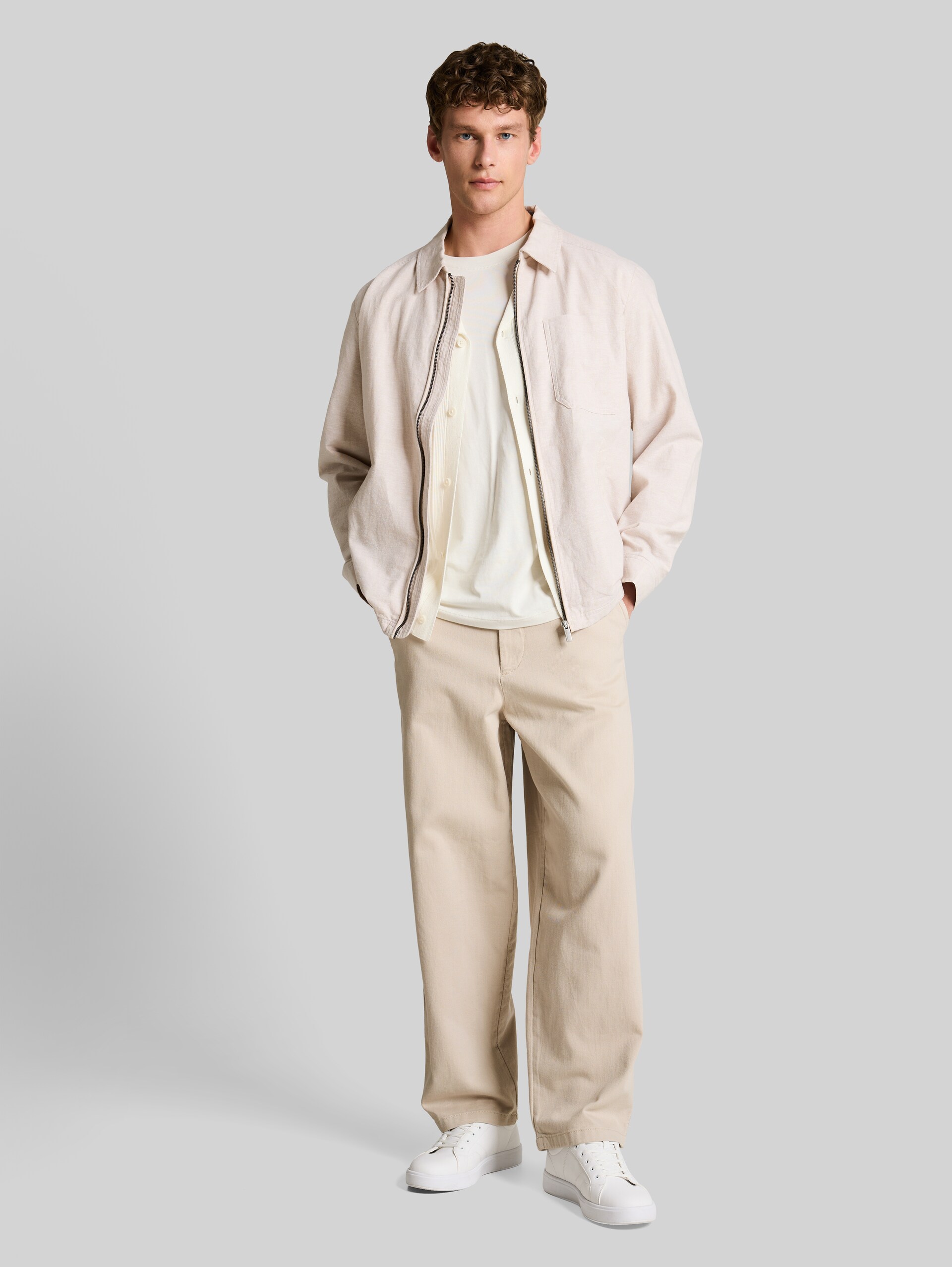 TTLOOSE Chino Hose aus Baumwolle - muted grey - Model-Vorderansicht