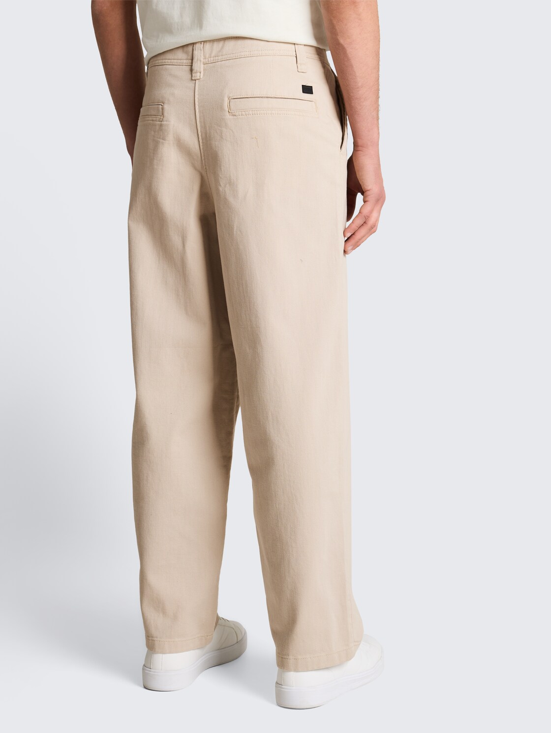 TTLOOSE Chino Hose aus Baumwolle - muted grey - Auschnitt Model-Rückansicht