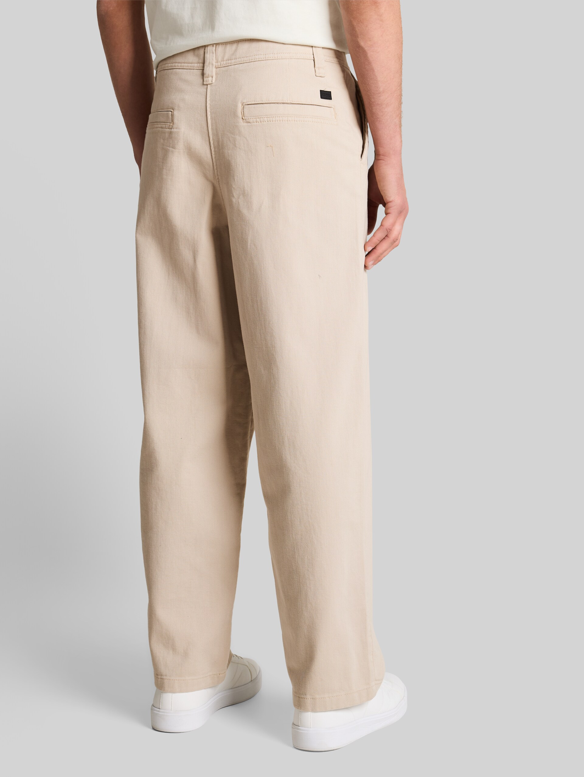 TTLOOSE Chino Hose aus Baumwolle - muted grey - Auschnitt Model-Rückansicht