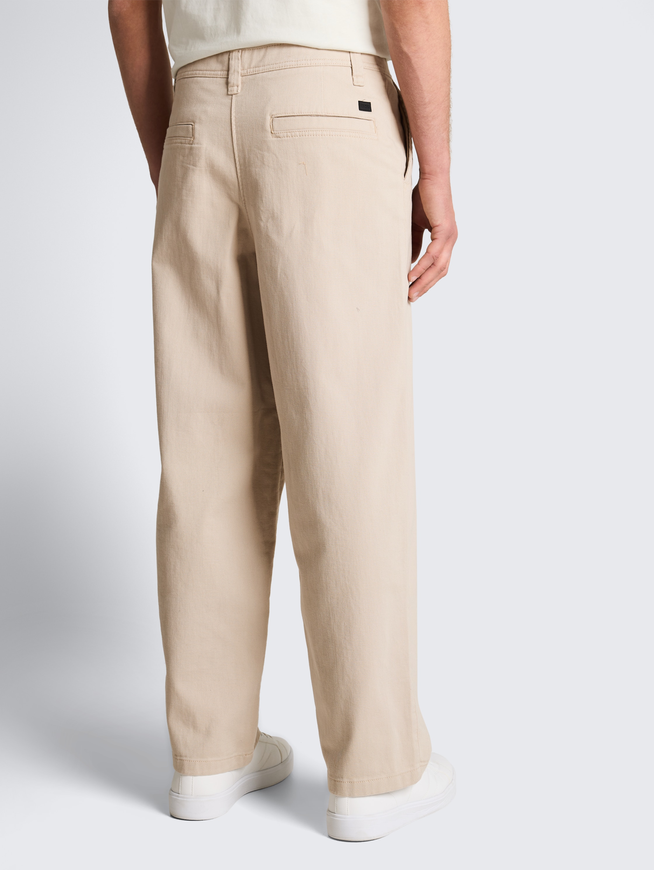 TTLOOSE Chino Hose aus Baumwolle - muted grey - Auschnitt Model-Rückansicht