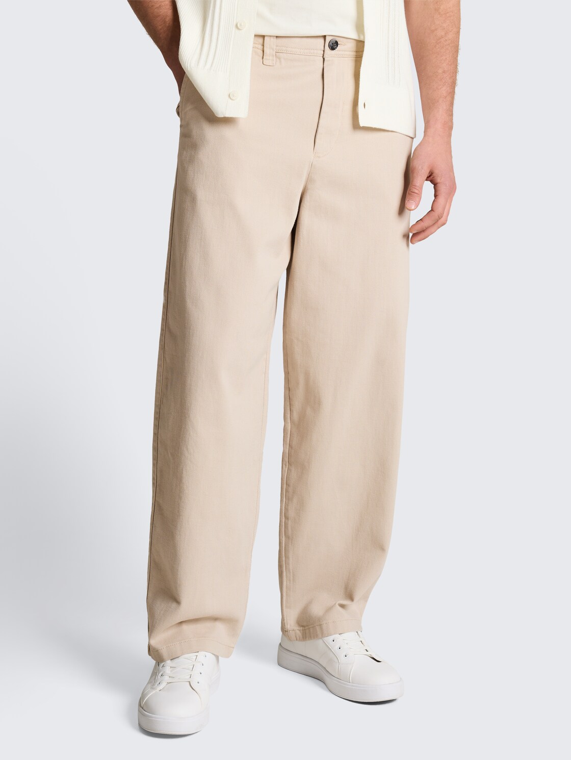 TTLOOSE Chino Hose aus Baumwolle - muted grey - Ausschnitt Model-Vorderansicht