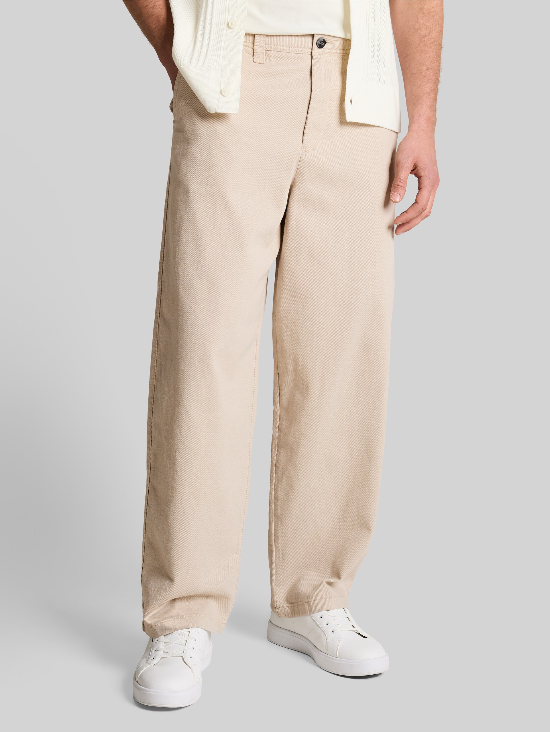 TTLOOSE Chino Hose aus Baumwolle - muted grey - Ausschnitt Model-Vorderansicht