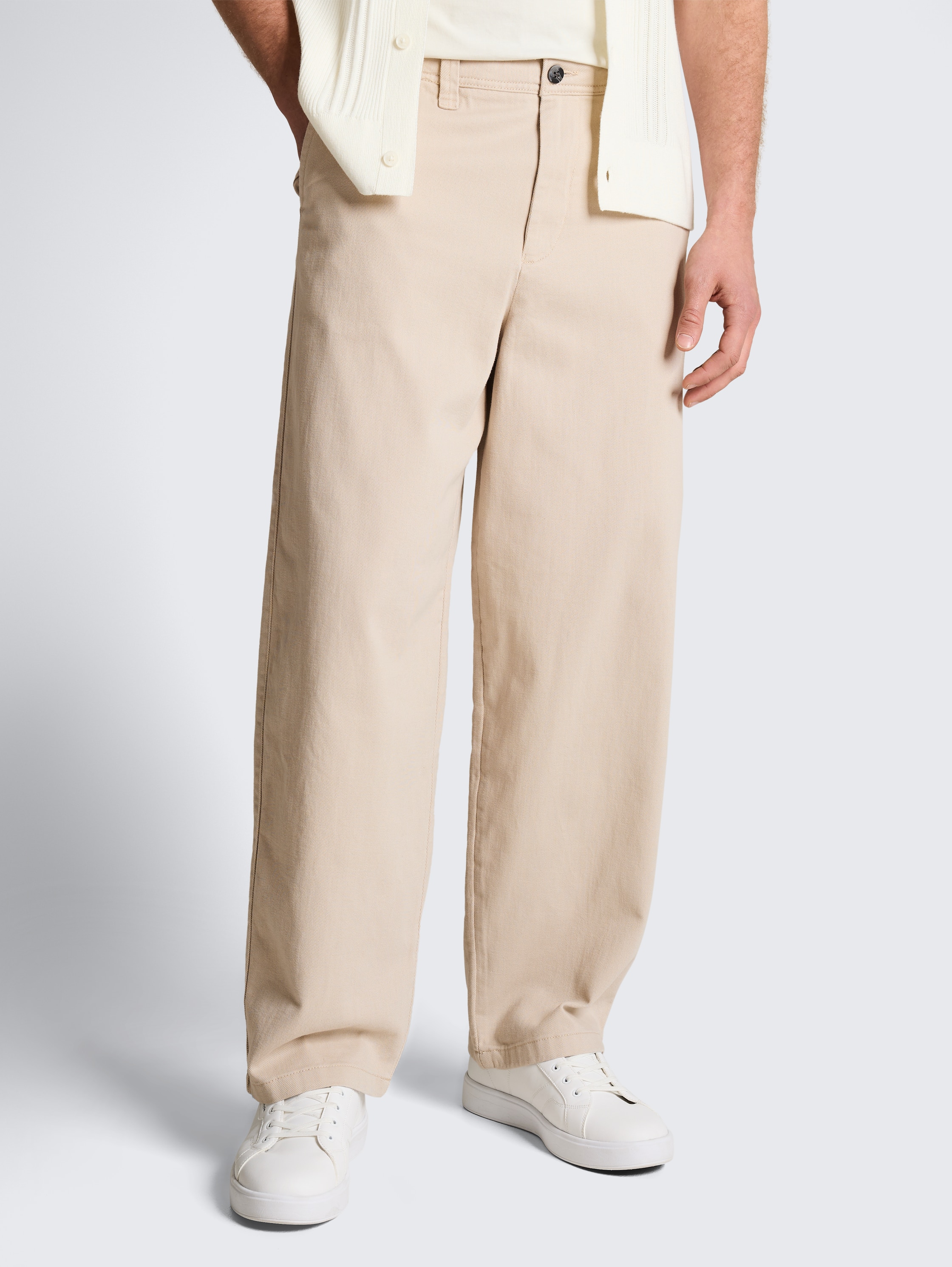 TTLOOSE Chino Hose aus Baumwolle - muted grey - Ausschnitt Model-Vorderansicht