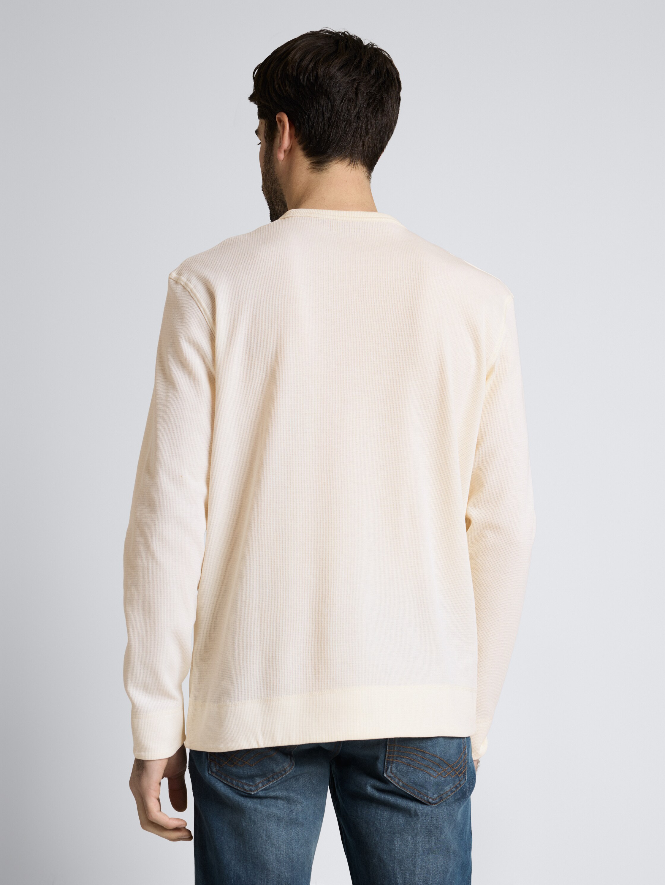 Long-sleeved shirt with waffle texture - Gardenia White - Neckline model-back view