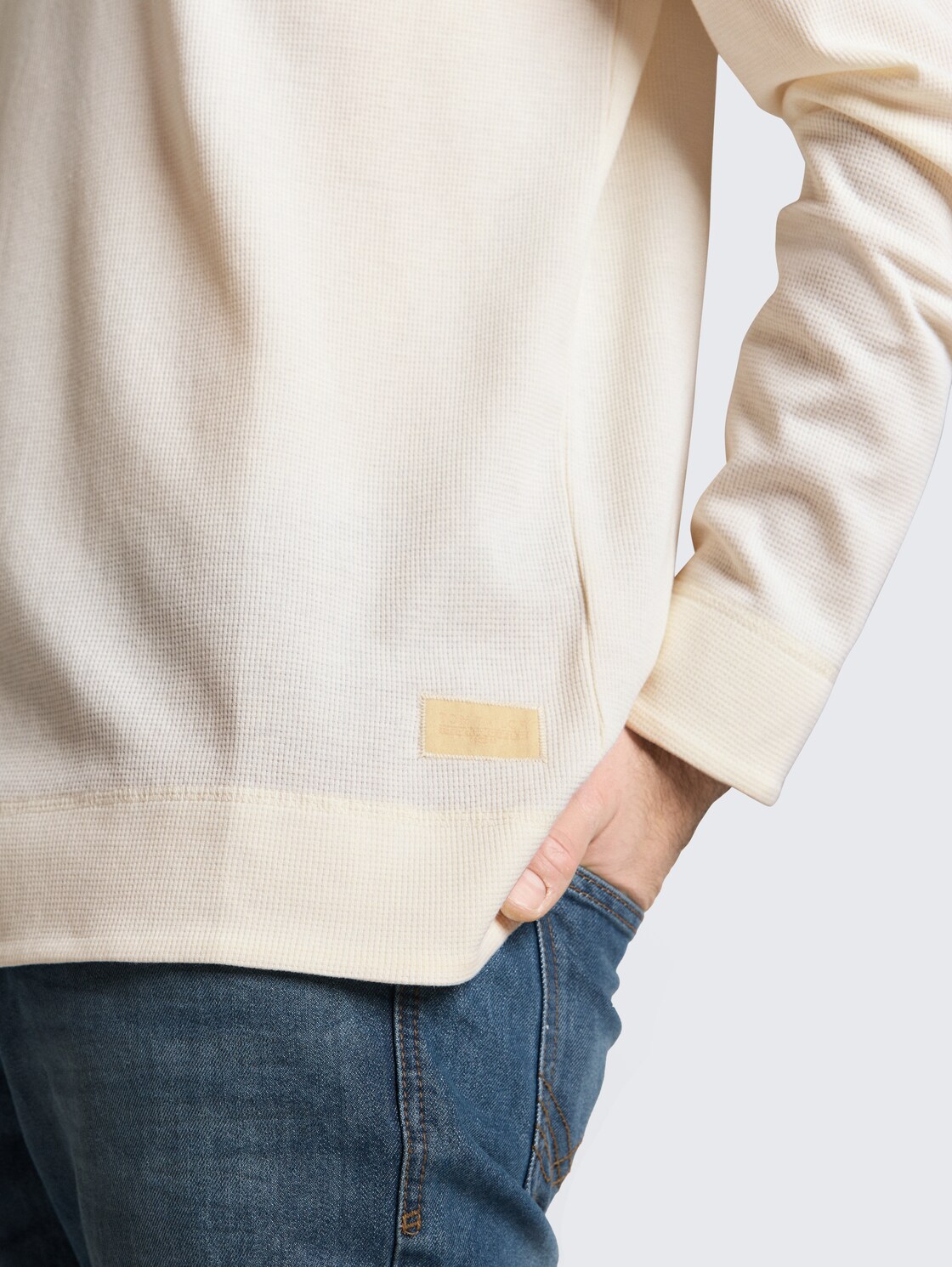 Langarmshirt mit Waffelstruktur - Gardenia White - Detail-Model-Ansicht