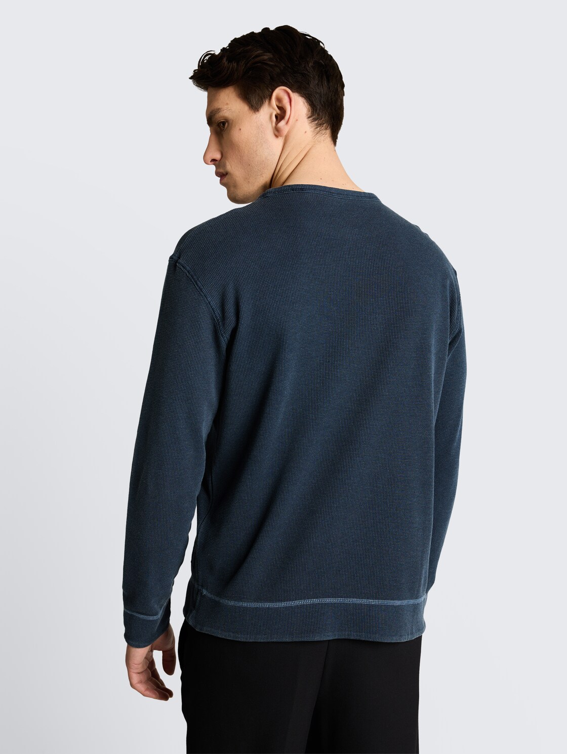 Long-sleeved shirt with waffle texture - sky captain blue - Neckline model-back view