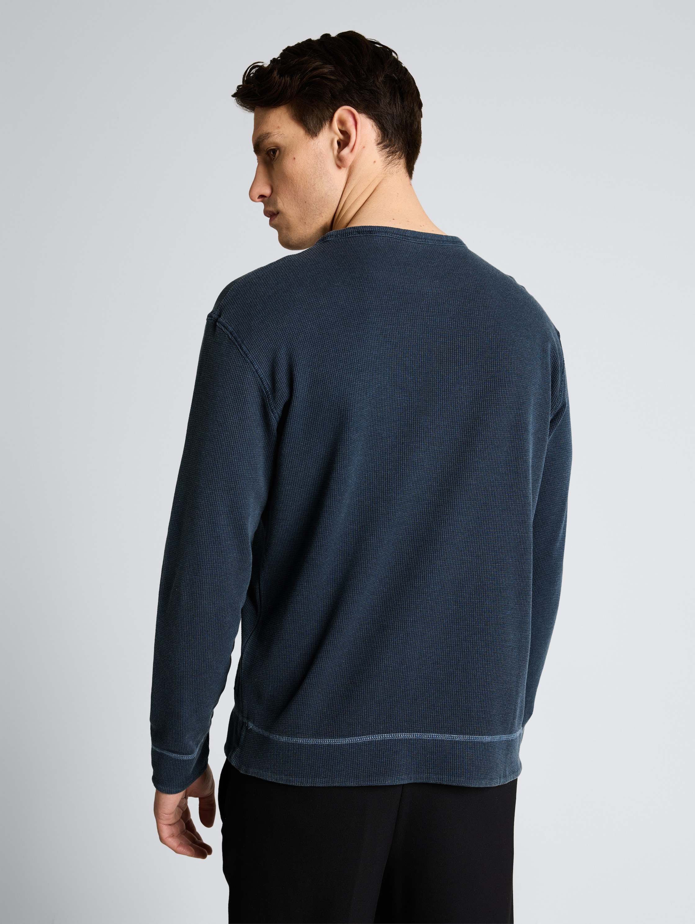 Long-sleeved shirt with waffle texture - sky captain blue - Neckline model-back view
