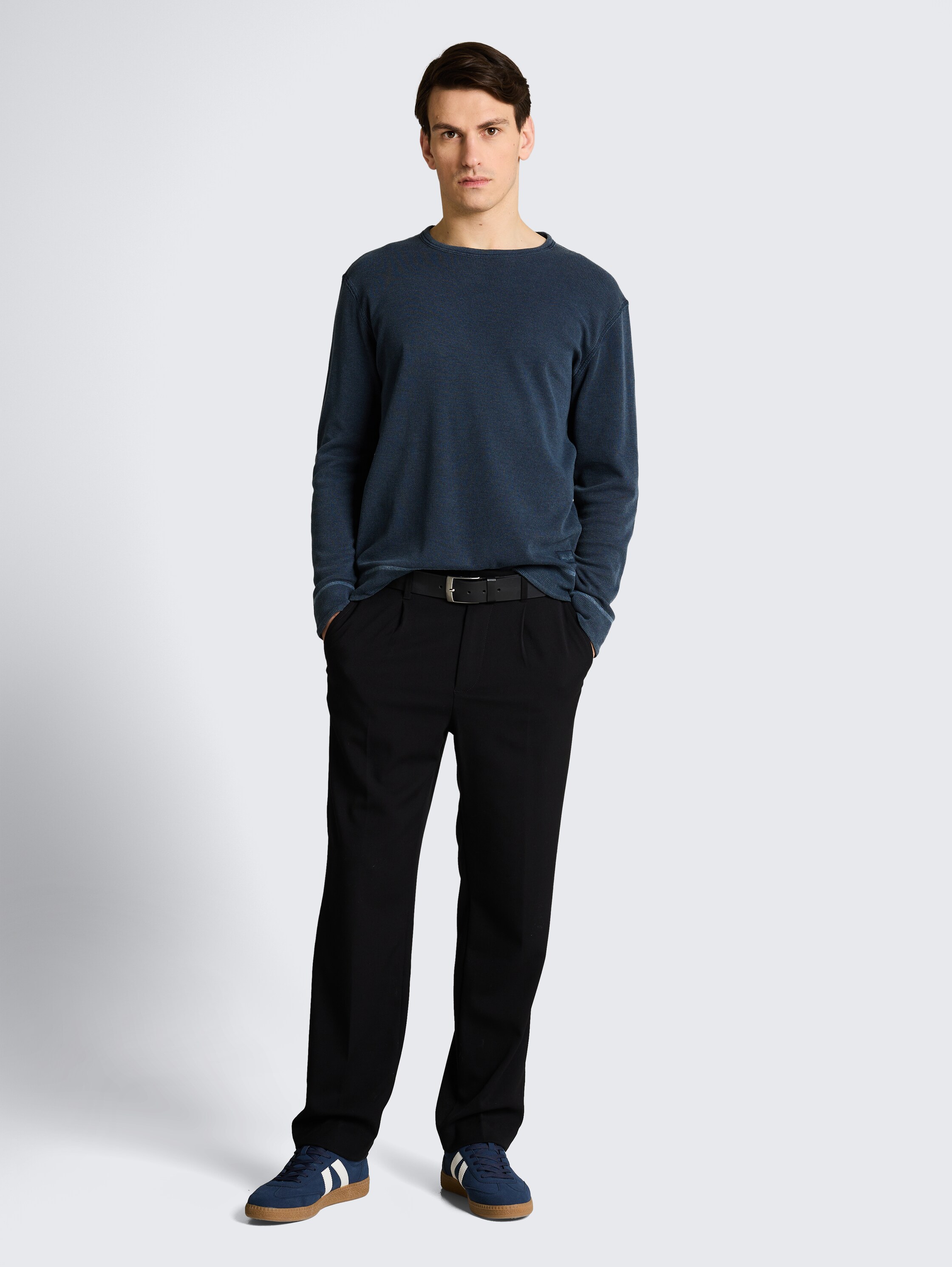 Long-sleeved shirt with waffle texture - sky captain blue - Model front view