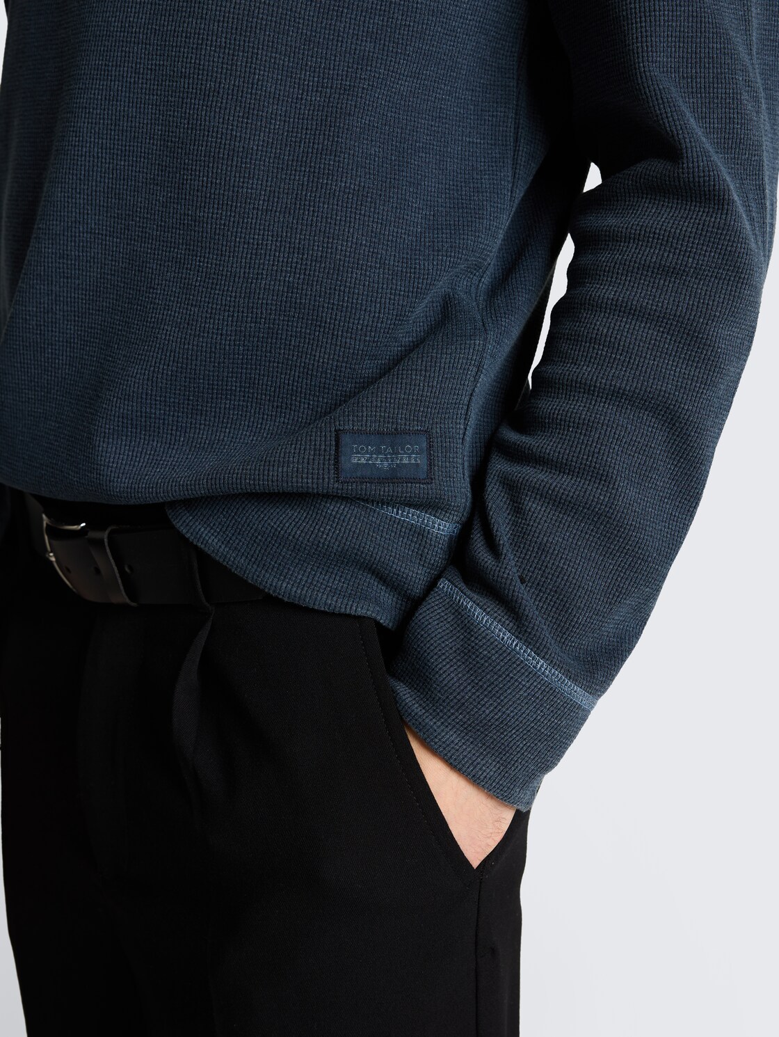 Long-sleeved shirt with waffle texture - sky captain blue - Detail model view