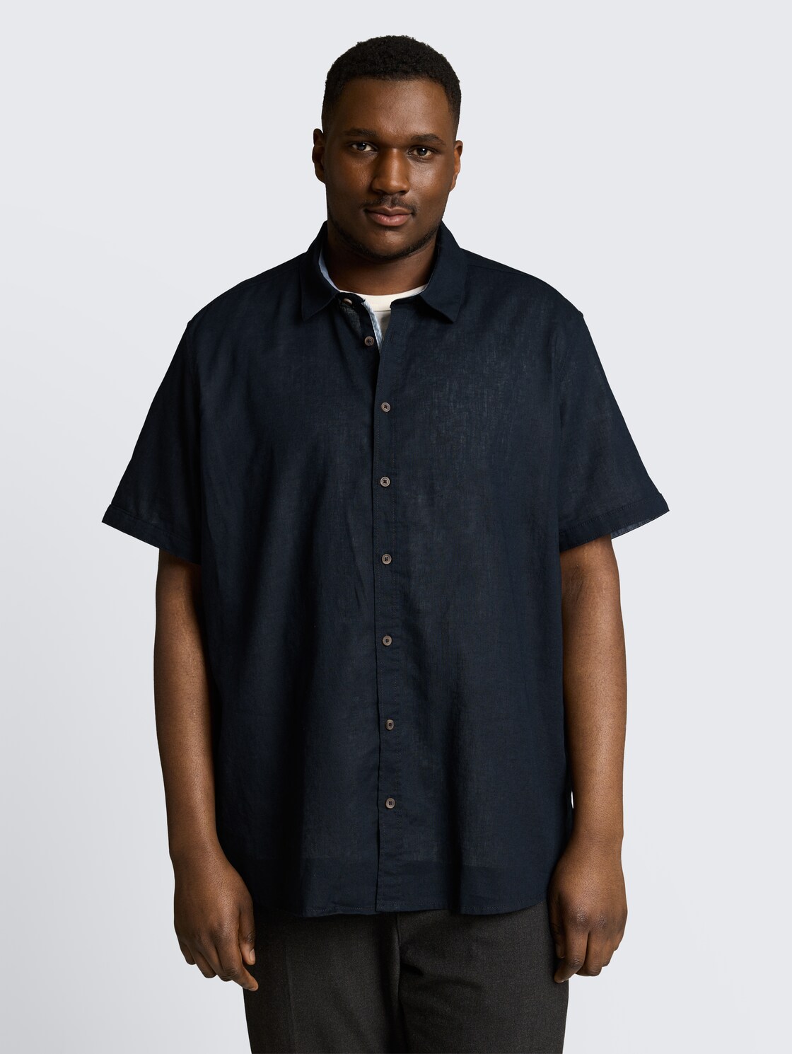 Plus Size - Regular Fit Kurzarmhemd mit Leinenanteil - sky captain blue - Ausschnitt Model-Vorderansicht