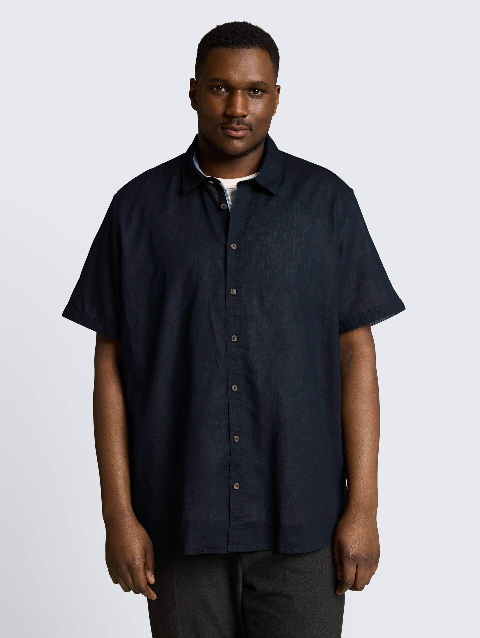 Plus Size - Regular Fit Kurzarmhemd mit Leinenanteil - sky captain blue - Ausschnitt Model-Vorderansicht