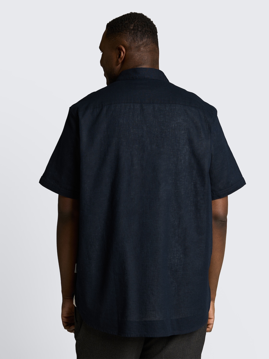 Plus Size - Regular Fit Kurzarmhemd mit Leinenanteil - sky captain blue - Auschnitt Model-Rückansicht