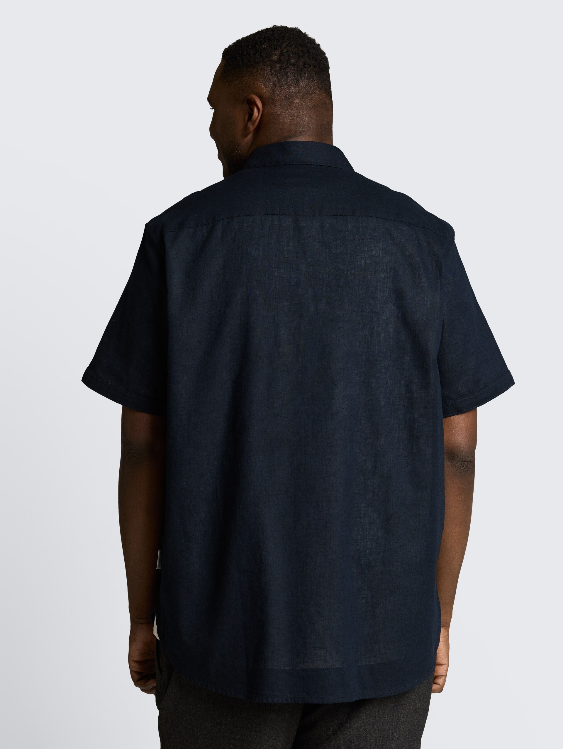 Plus Size - Regular Fit Kurzarmhemd mit Leinenanteil - sky captain blue - Auschnitt Model-Rückansicht