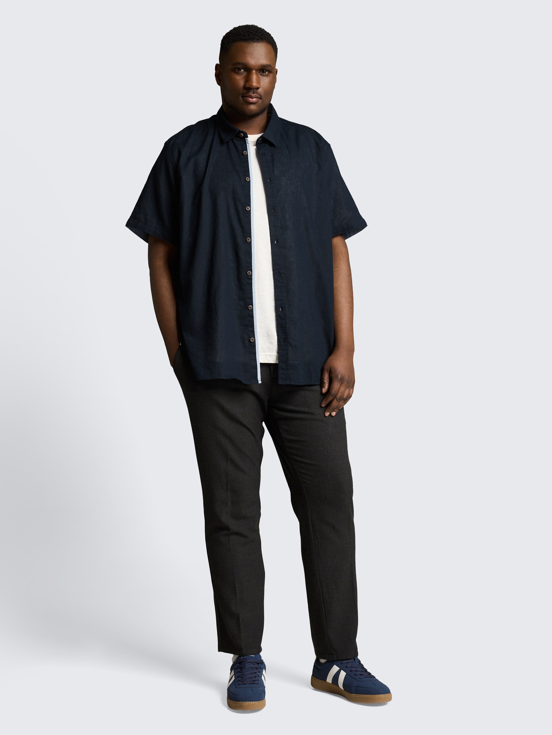 Plus Size - Regular Fit Kurzarmhemd mit Leinenanteil - sky captain blue - Model-Vorderansicht