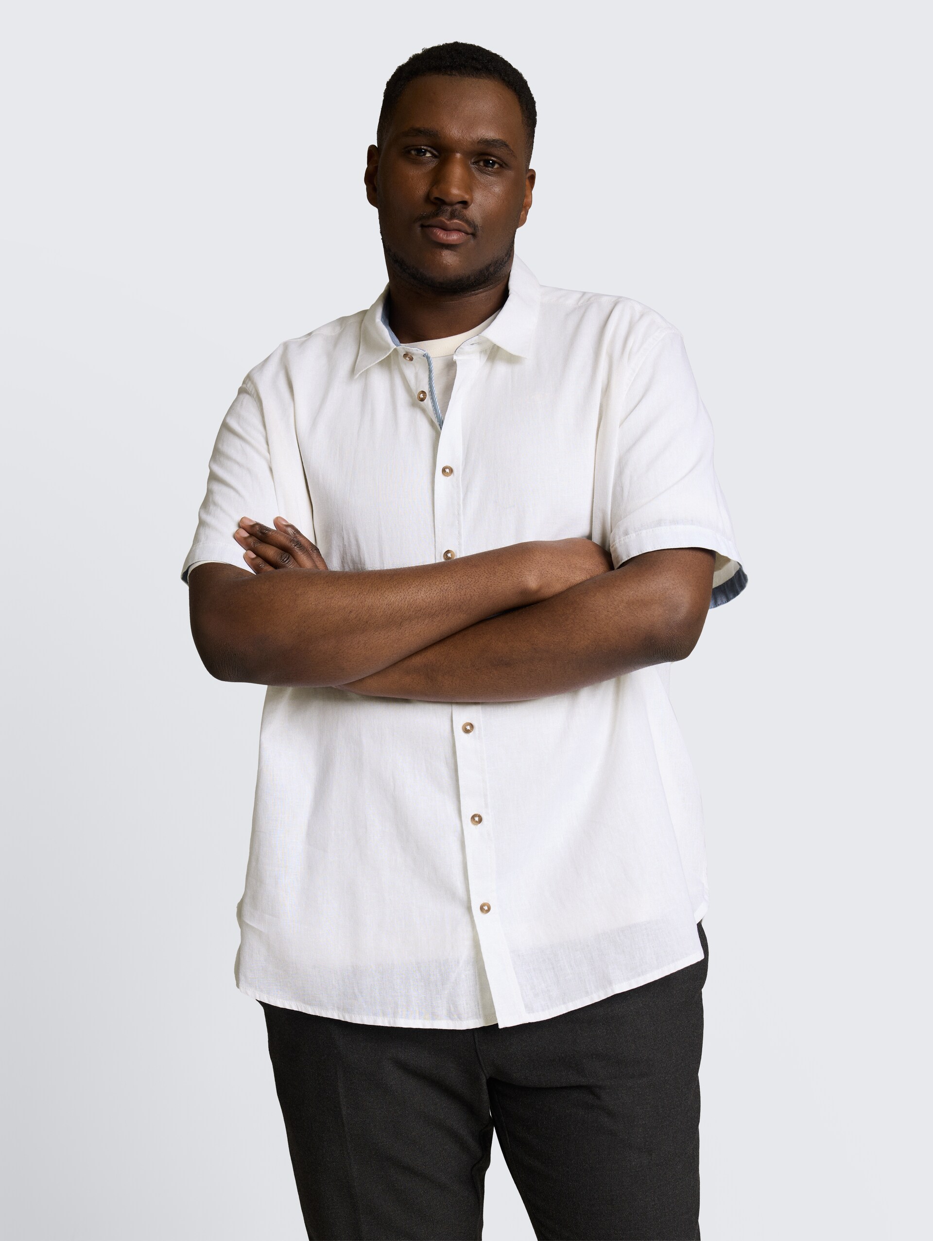 Plus Size - Regular Fit Kurzarmhemd mit Leinenanteil - White - Ausschnitt Model-Vorderansicht