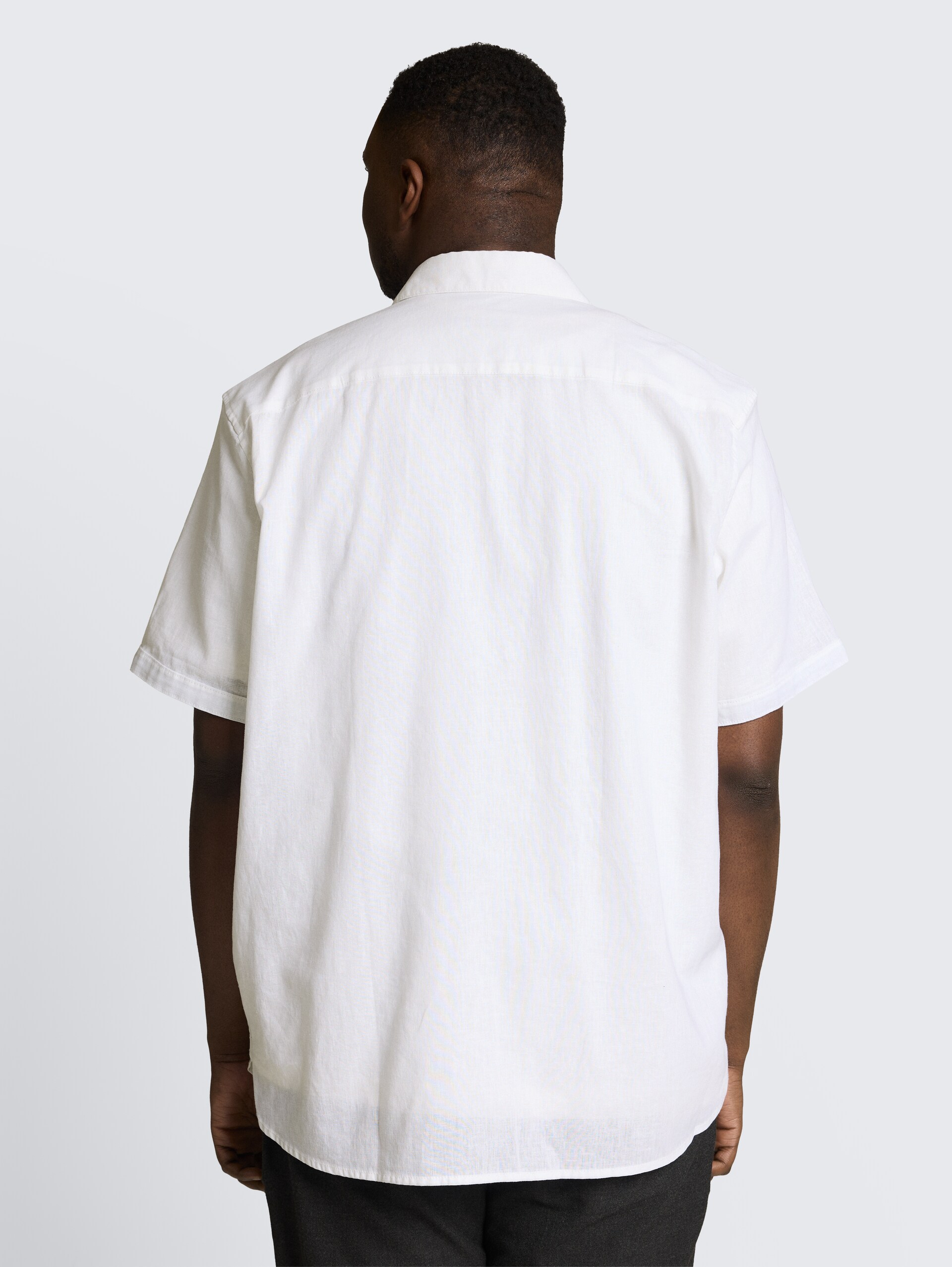Plus Size - Regular Fit Kurzarmhemd mit Leinenanteil - White - Auschnitt Model-Rückansicht