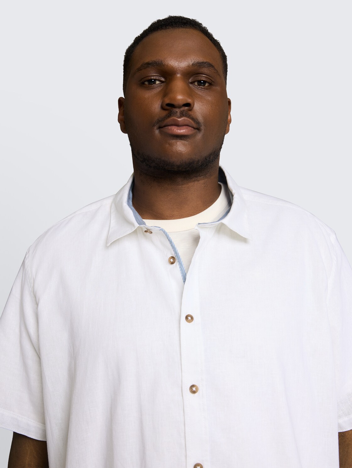 Plus Size - Regular Fit Kurzarmhemd mit Leinenanteil - White - Detail-Model-Ansicht