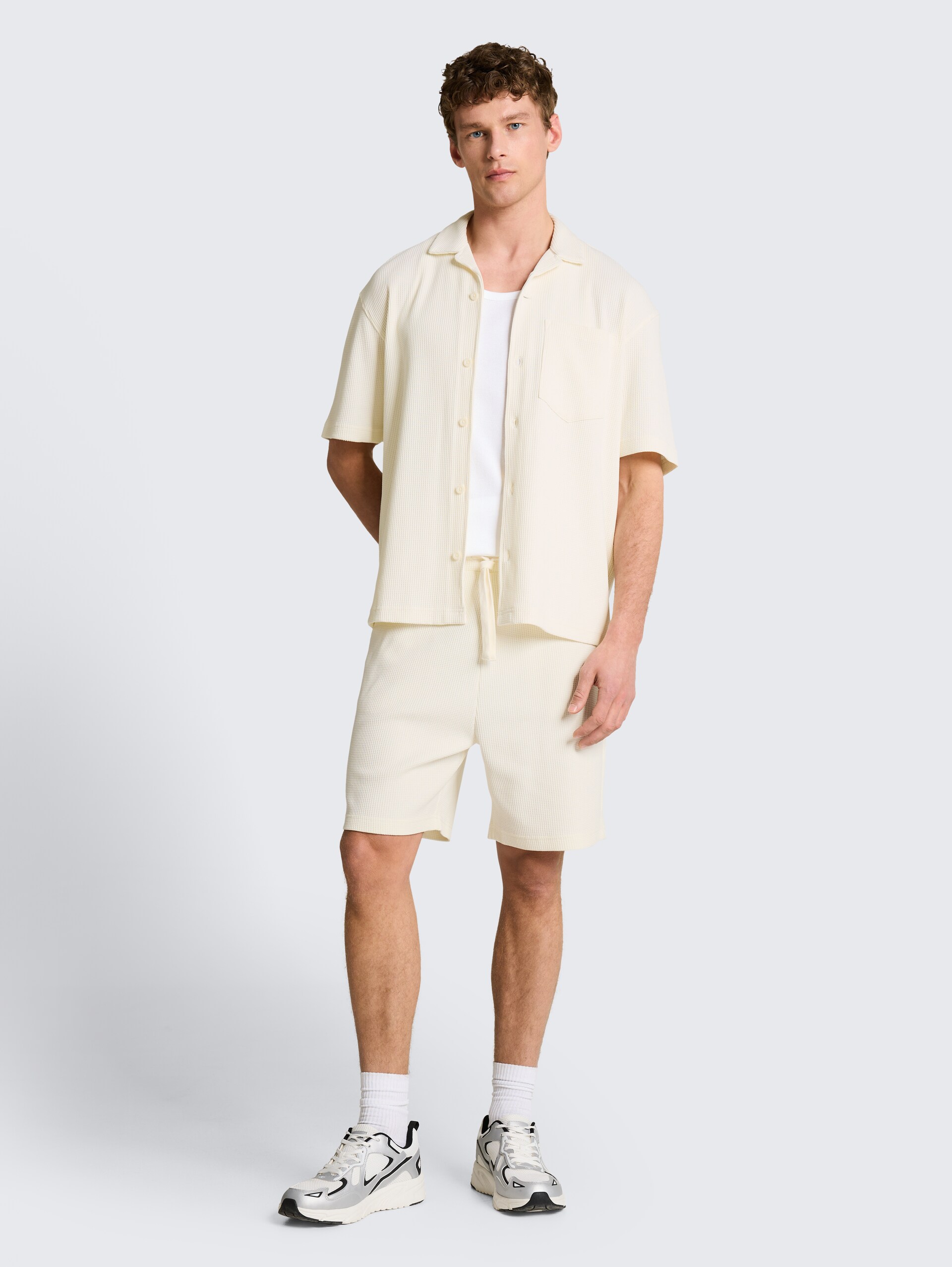 Relaxed shorts met wafelstructuur - Wool White - Model vooraanzicht