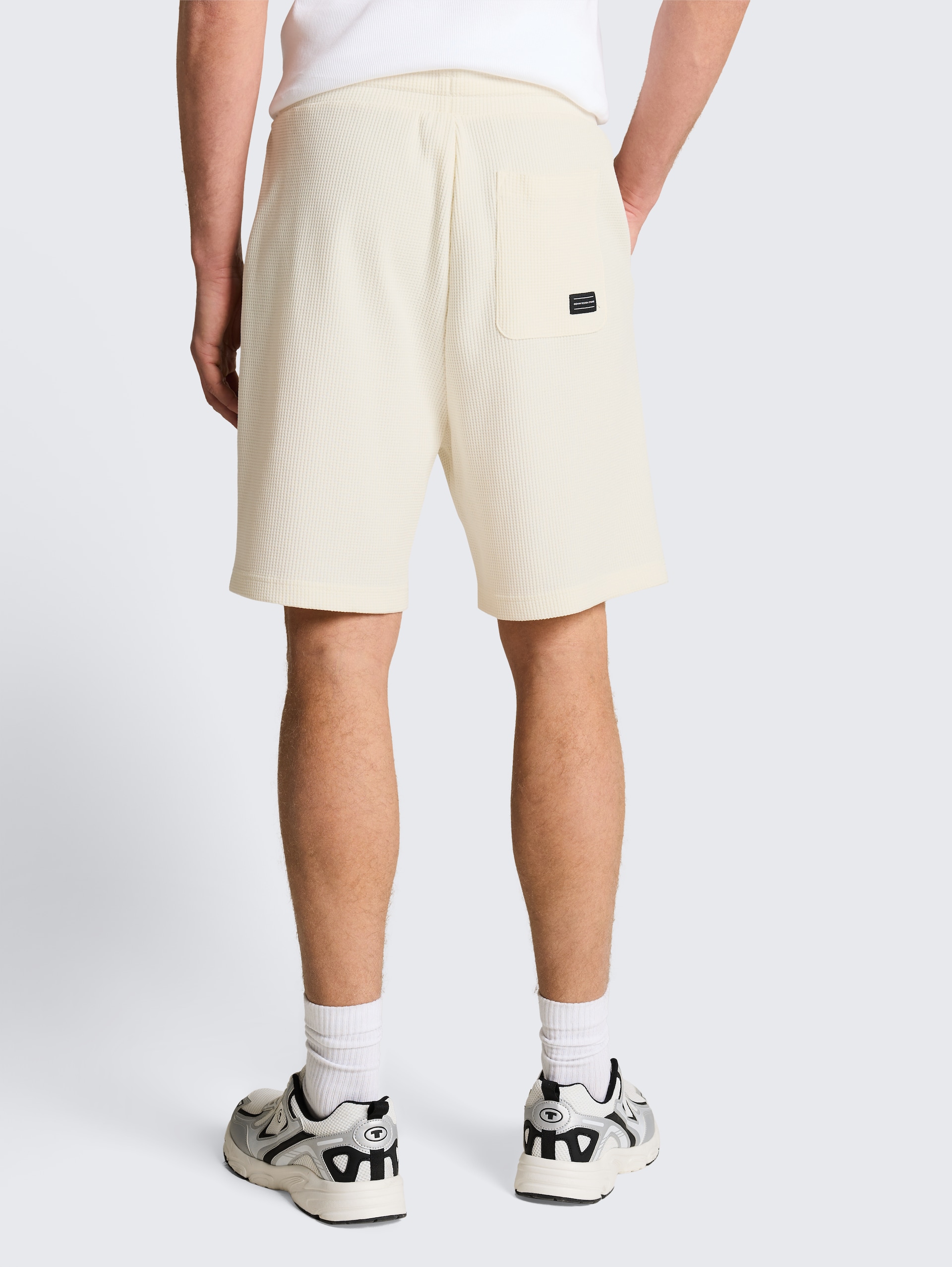 Relaxed shorts met wafelstructuur - Wool White - Neklijn model-achteraanzicht