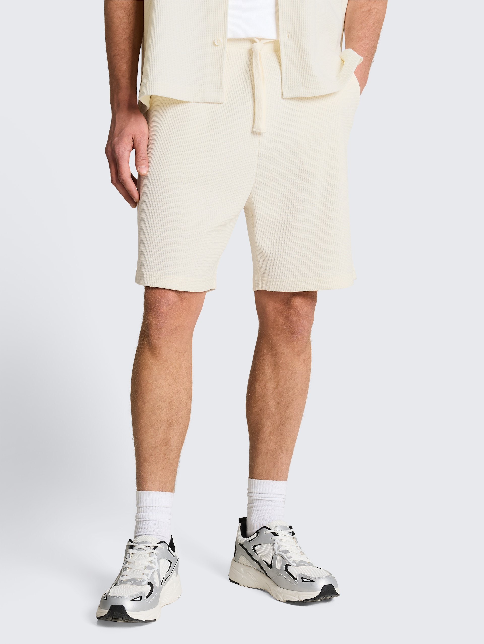 Relaxed shorts met wafelstructuur - Wool White - Nek model vooraanzicht