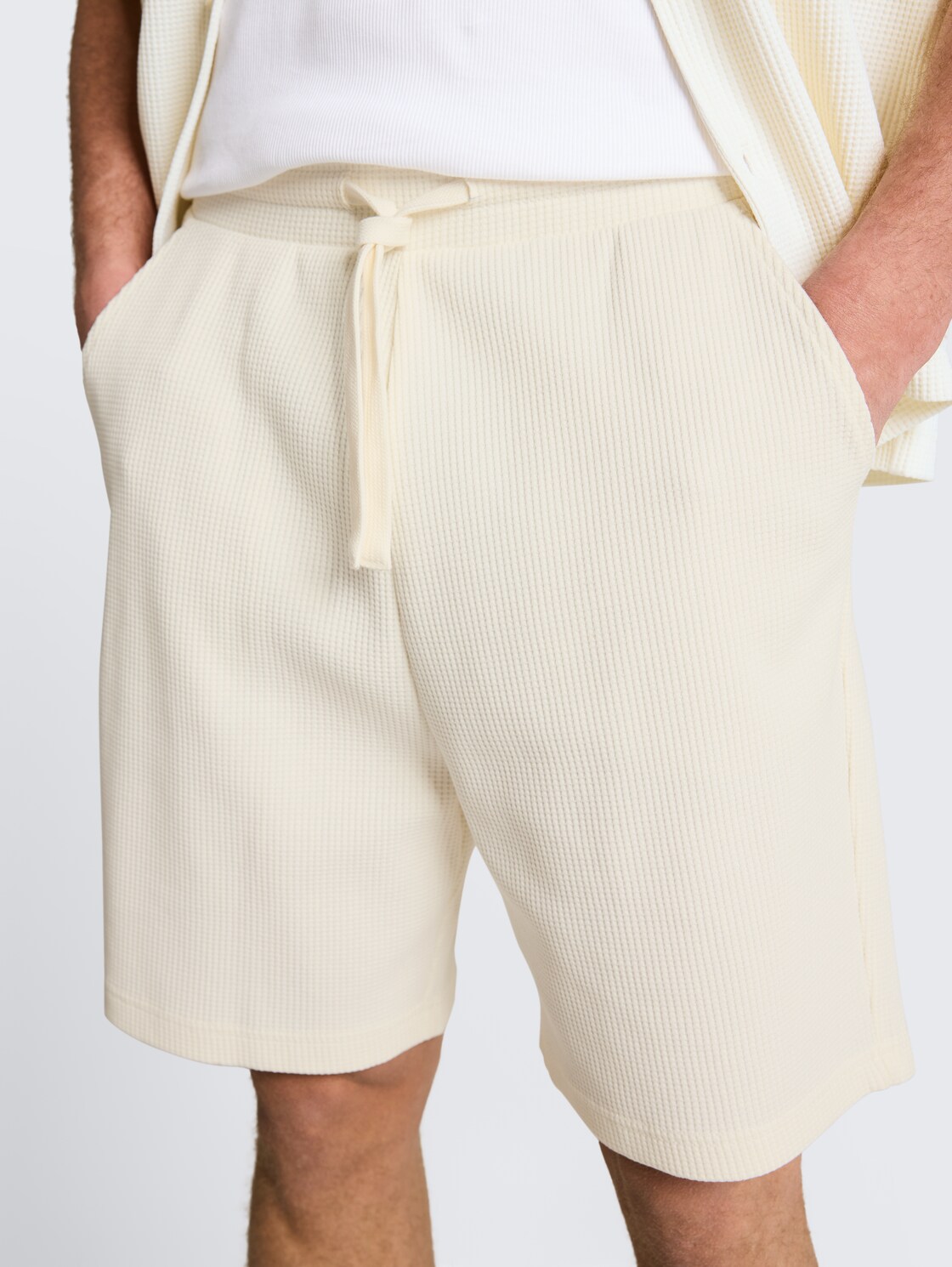 Relaxed Shorts mit Waffelstruktur - Wool White - Detail-Model-Ansicht