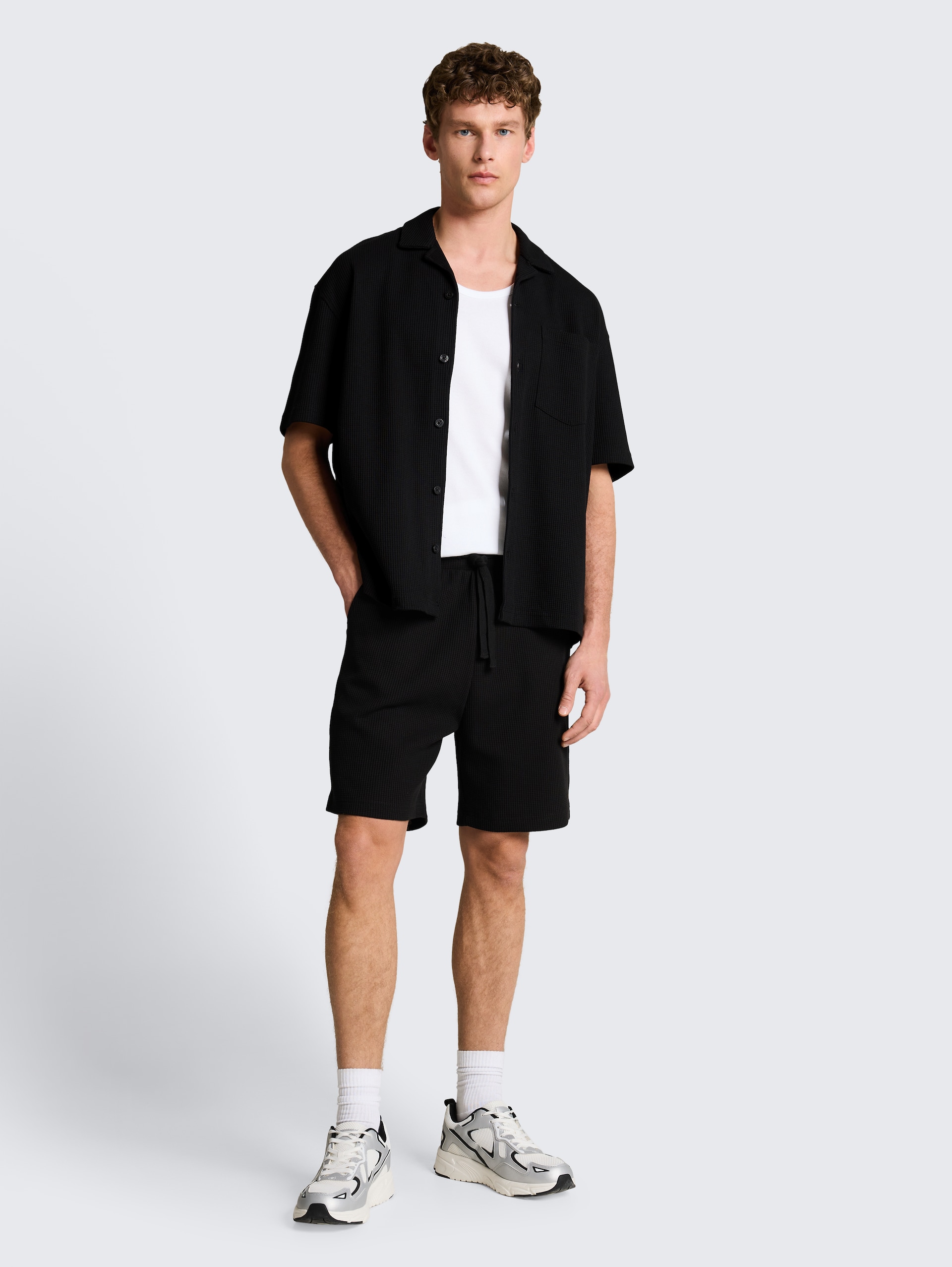 Relaxed shorts met wafelstructuur - Black - Model vooraanzicht