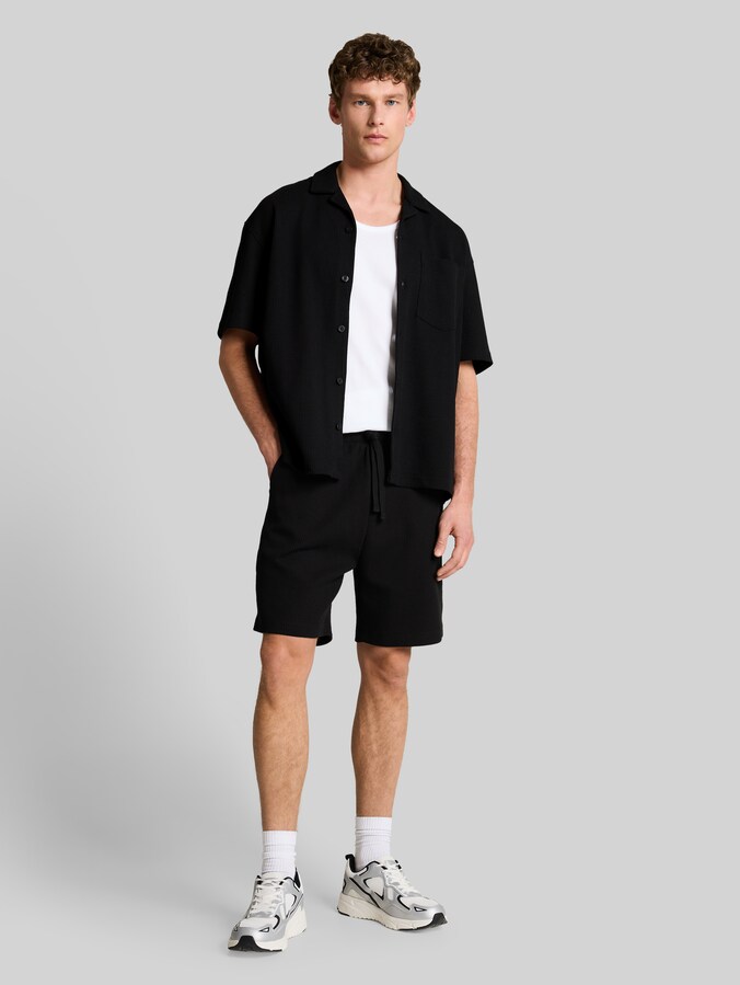 Relaxed Shorts mit Waffelstruktur von Denim Male, Black