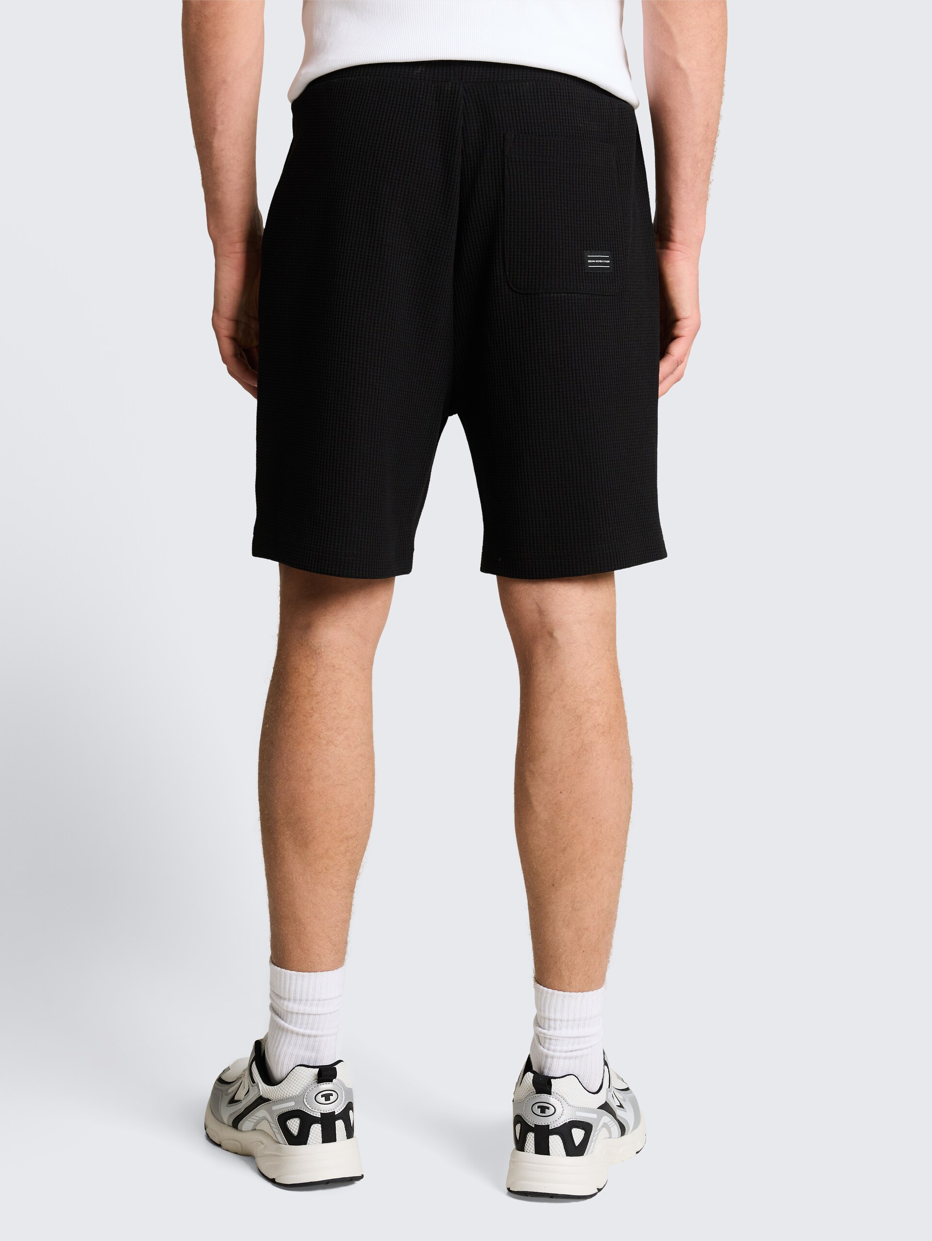 Relaxed shorts met wafelstructuur - Black - Neklijn model-achteraanzicht