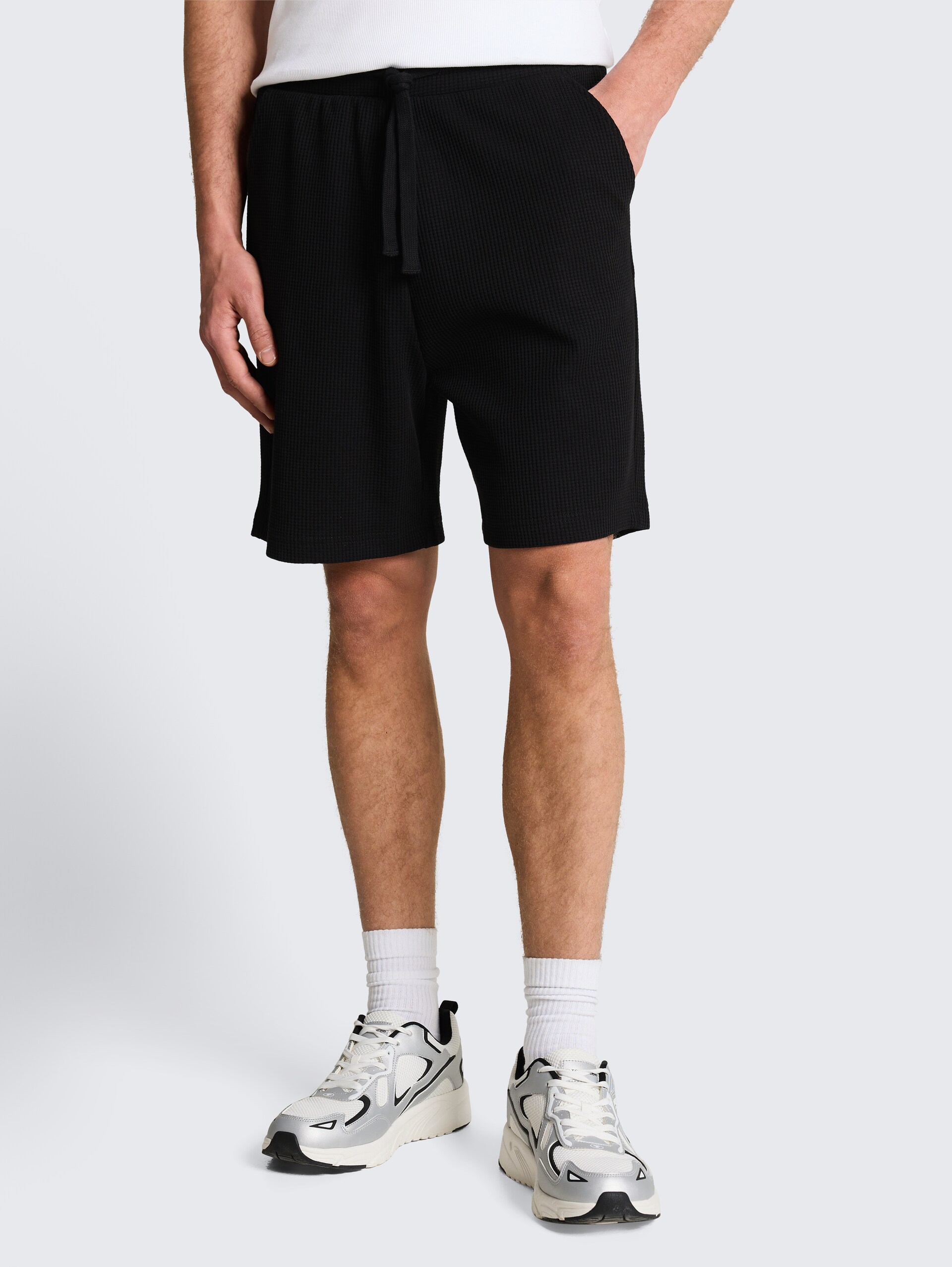 Relaxed shorts met wafelstructuur - Black - Nek model vooraanzicht