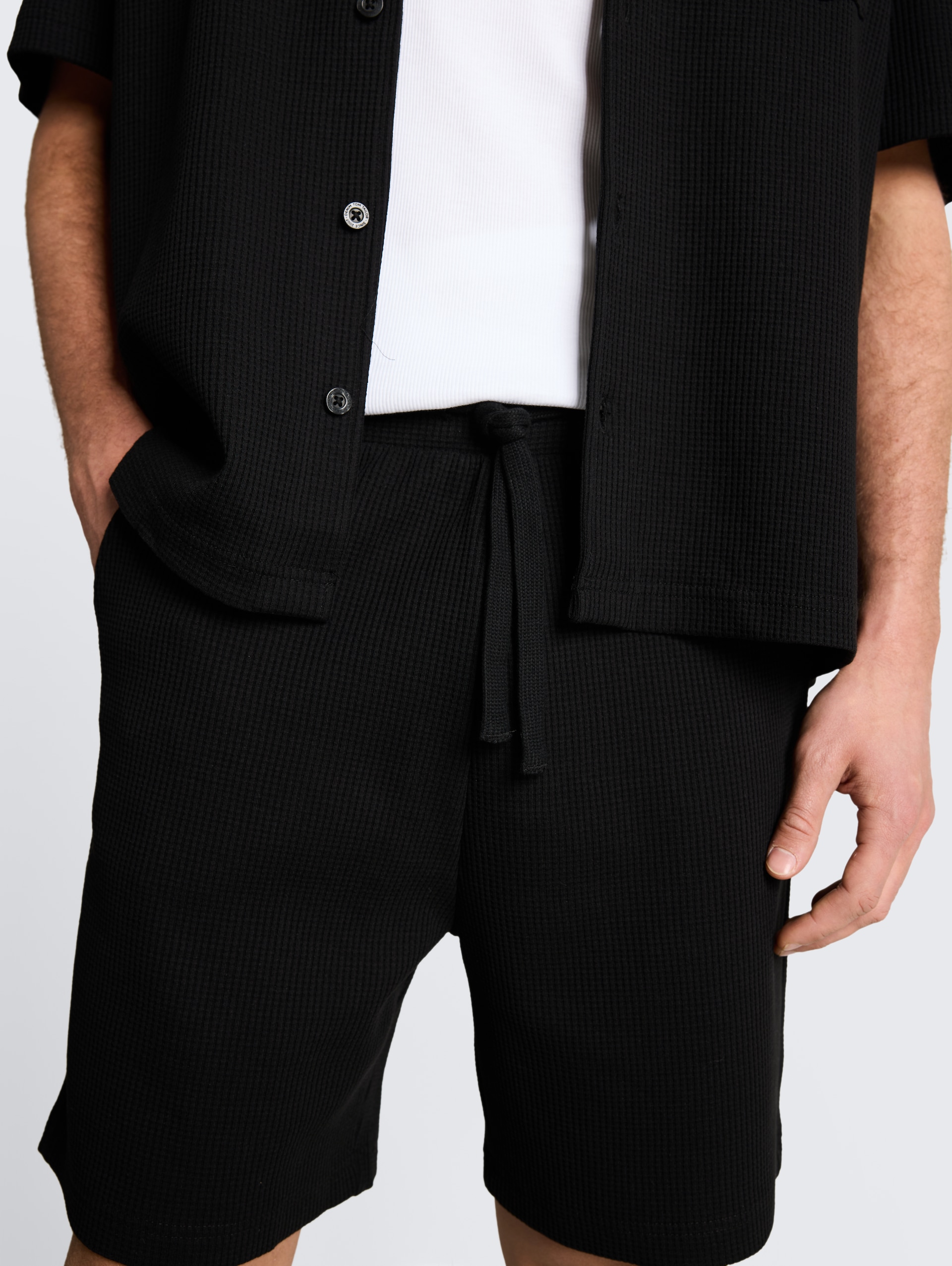 Relaxed shorts met wafelstructuur - Black - Detailaanzicht model