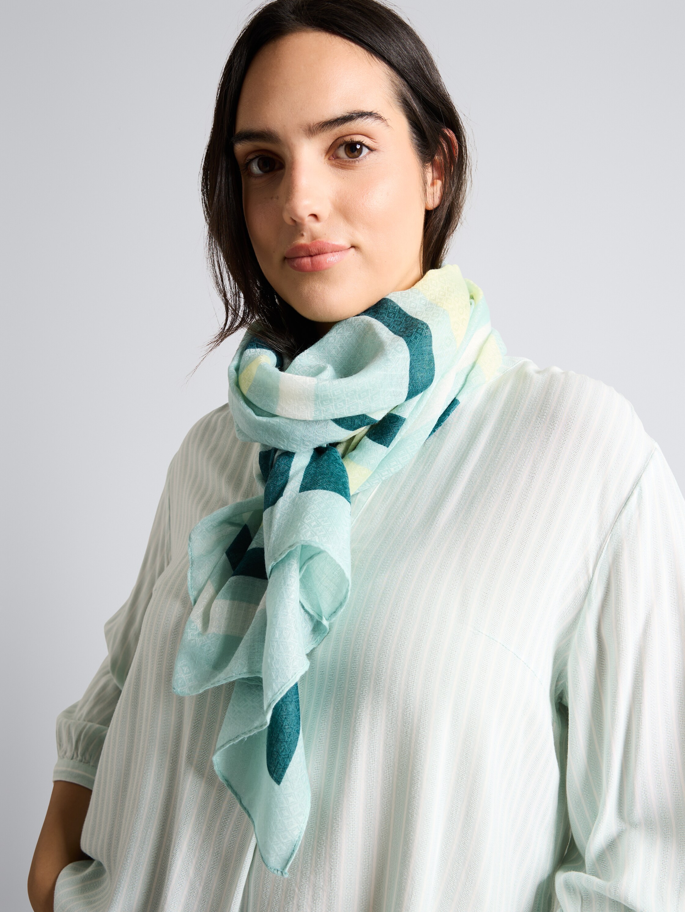 Halstuch mit Schriftzug - mint wording scarf - Ausschnitt Model-Vorderansicht